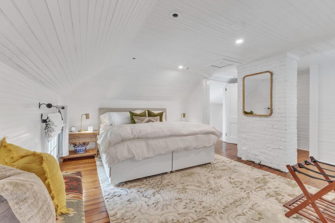 Newly Renovated Carriage House