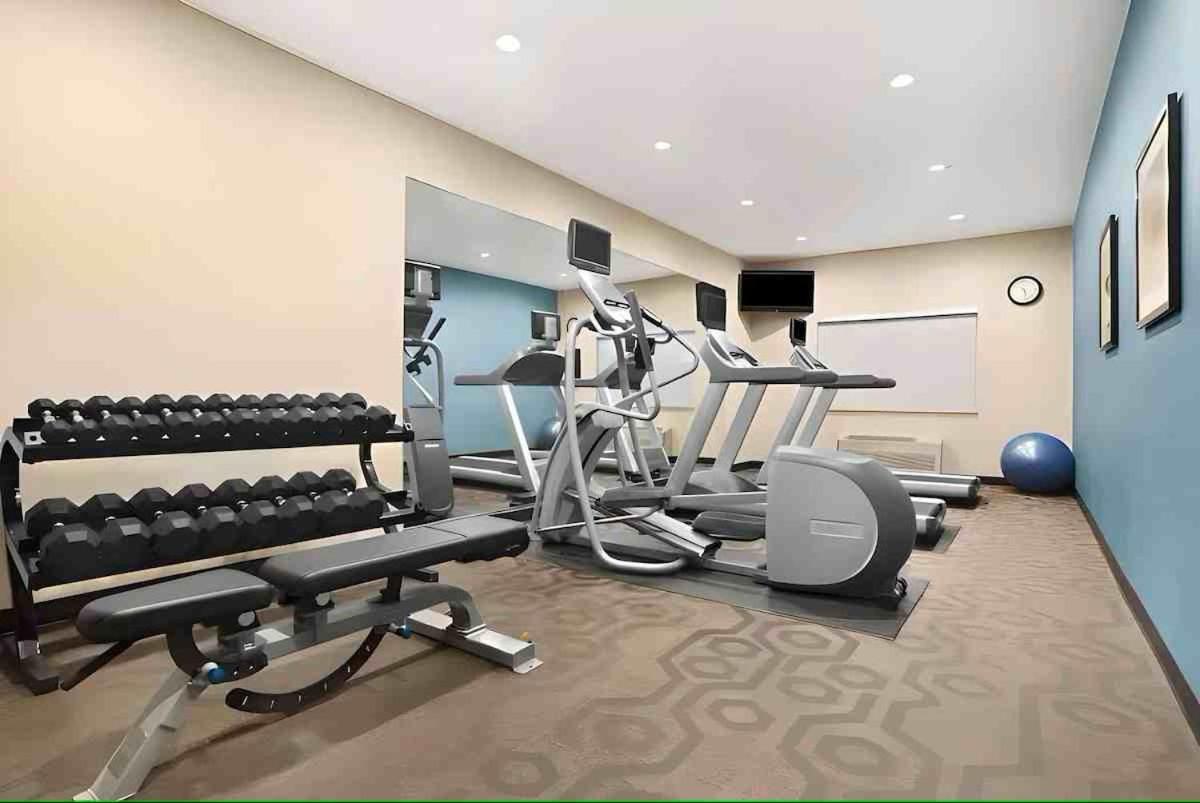 dubuque inn & suites