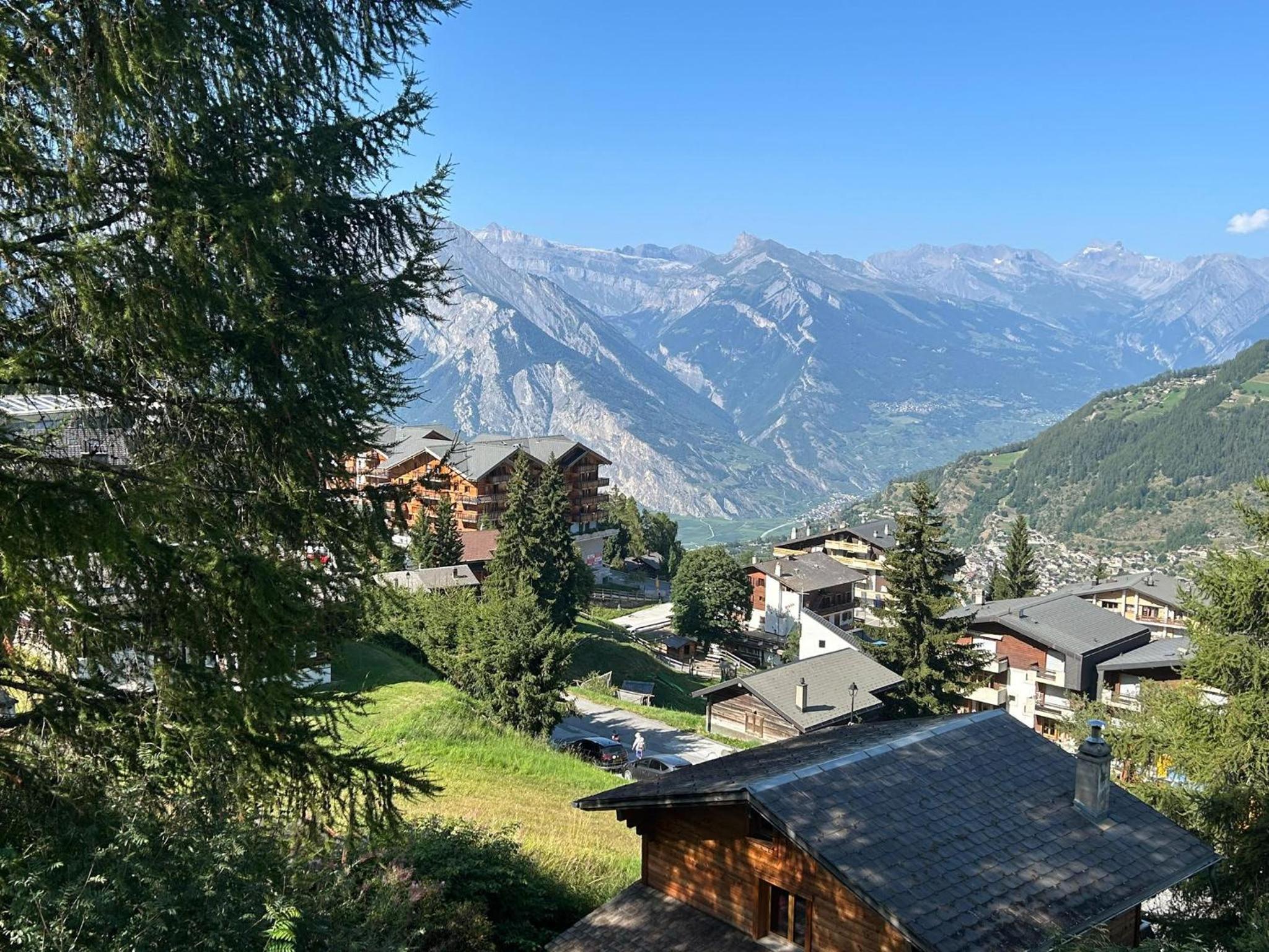 MP24 Ski in, out apartment on slopes with indoor private parking space