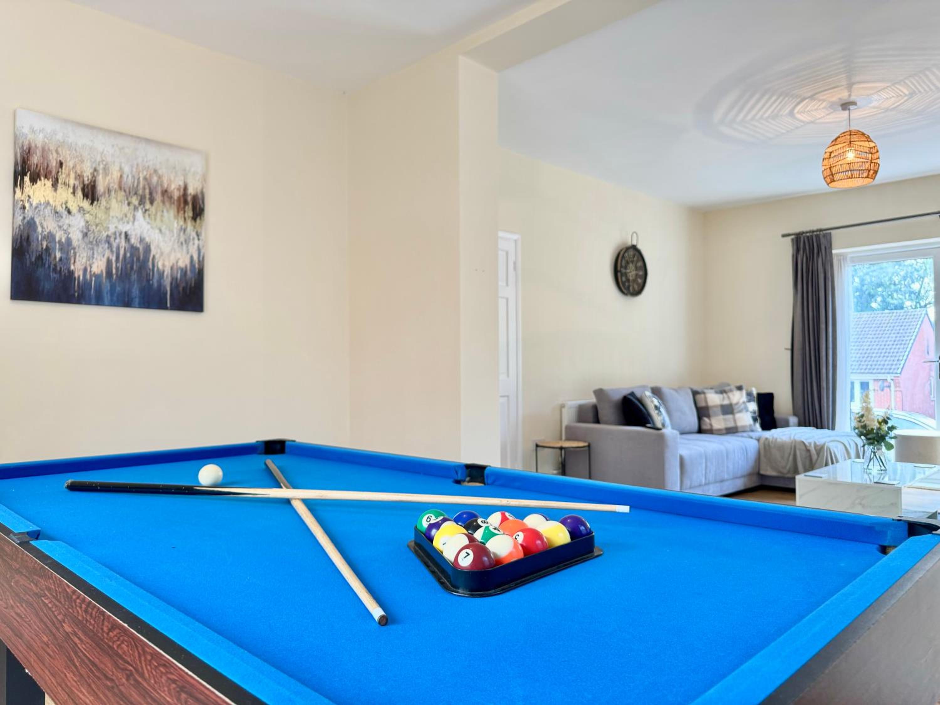Spacious 6 Bedroom Home with Pool Table - Free Driveway Parking - 12 beds and 3 Bathrooms - Rustic Cottage Features view 2