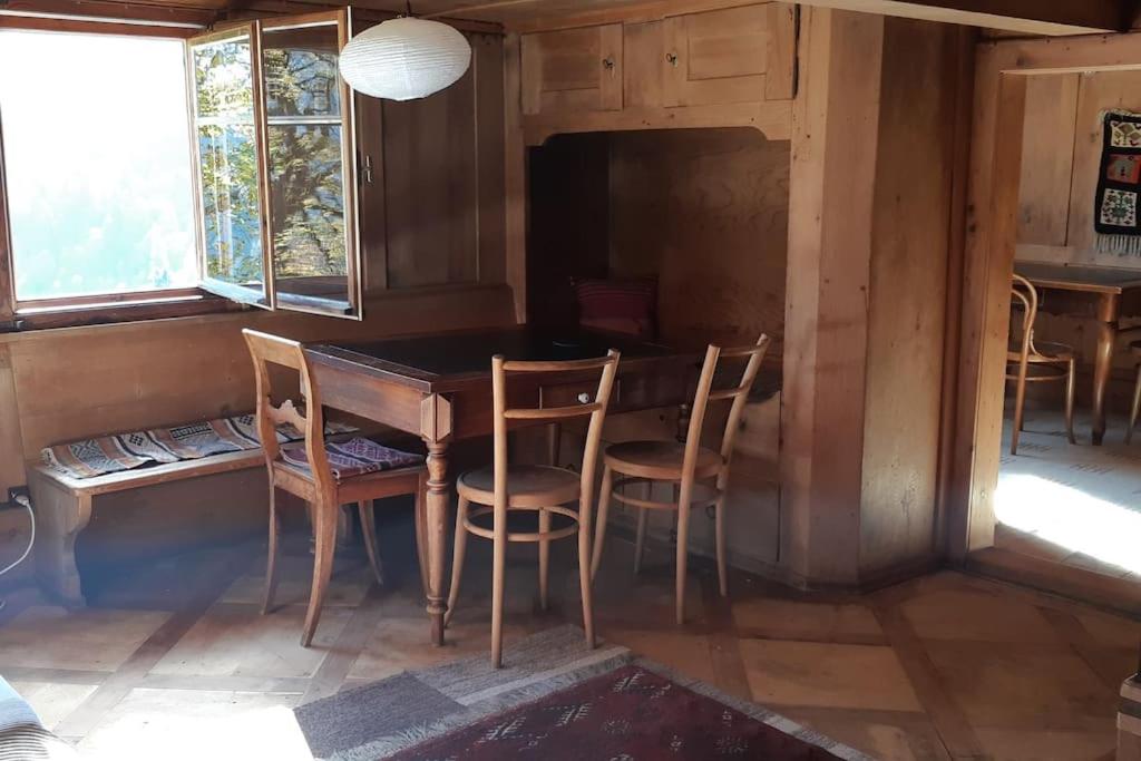 Absolut ruhige Aussichtslage in uraltem Holzhaus