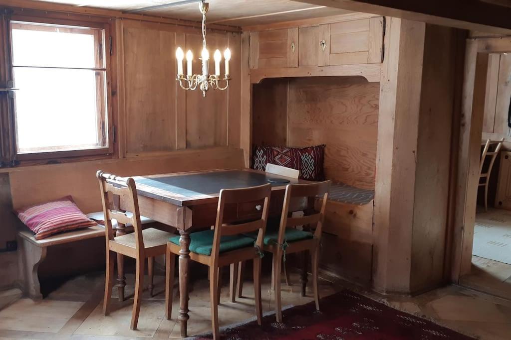Absolut ruhige Aussichtslage in uraltem Holzhaus