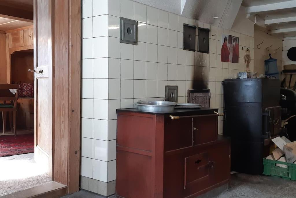 Absolut ruhige Aussichtslage in uraltem Holzhaus