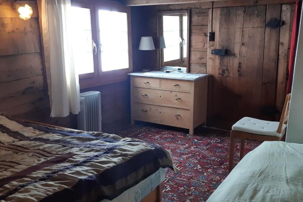 Absolut ruhige Aussichtslage in uraltem Holzhaus