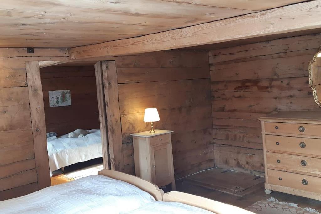 Absolut ruhige Aussichtslage in uraltem Holzhaus