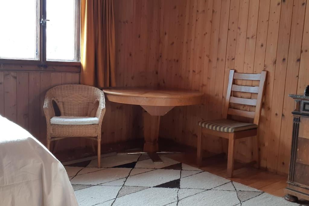 Absolut ruhige Aussichtslage in uraltem Holzhaus