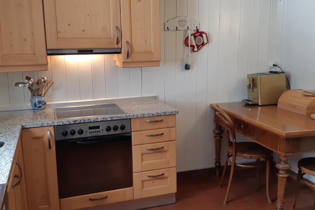 Absolut ruhige Aussichtslage in uraltem Holzhaus