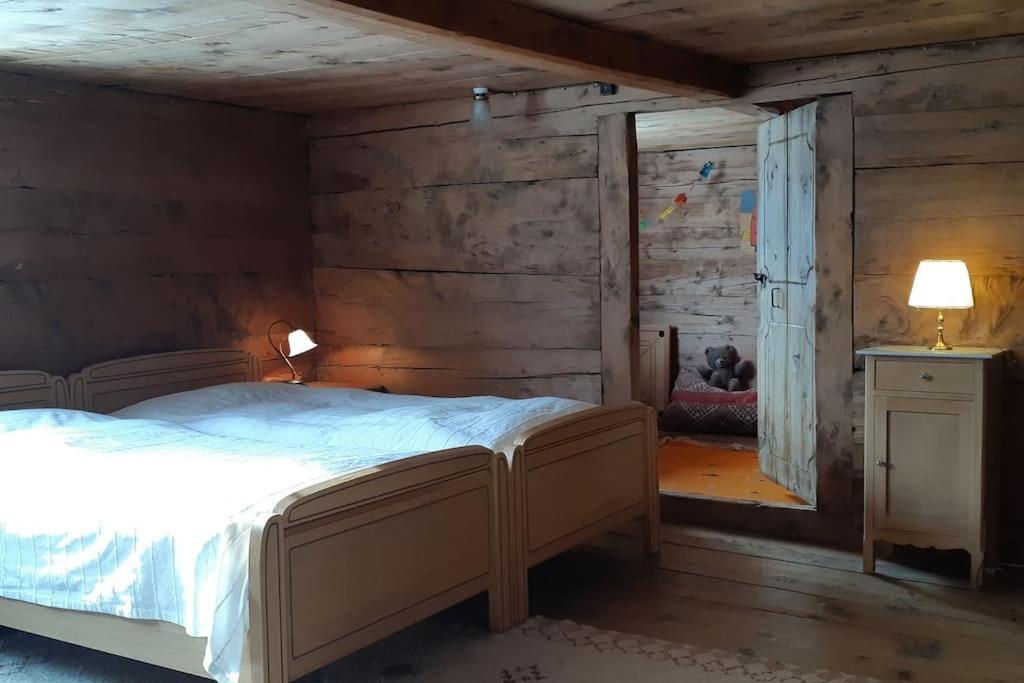 Absolut ruhige Aussichtslage in uraltem Holzhaus