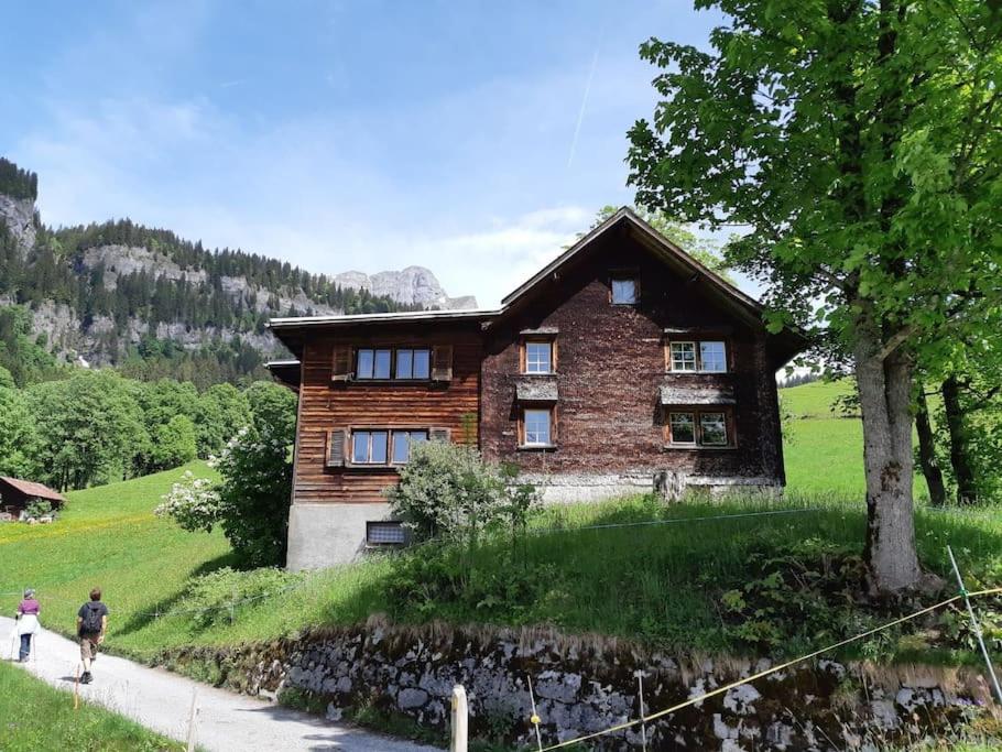 Absolut ruhige Aussichtslage in uraltem Holzhaus