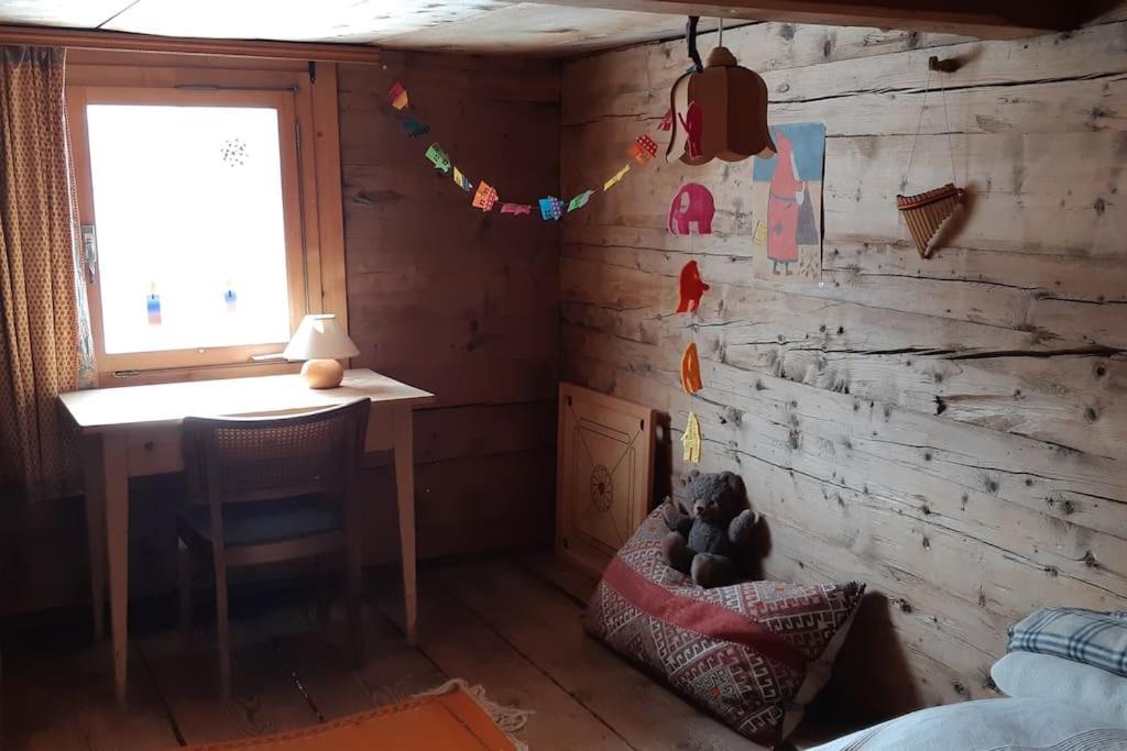 Absolut ruhige Aussichtslage in uraltem Holzhaus