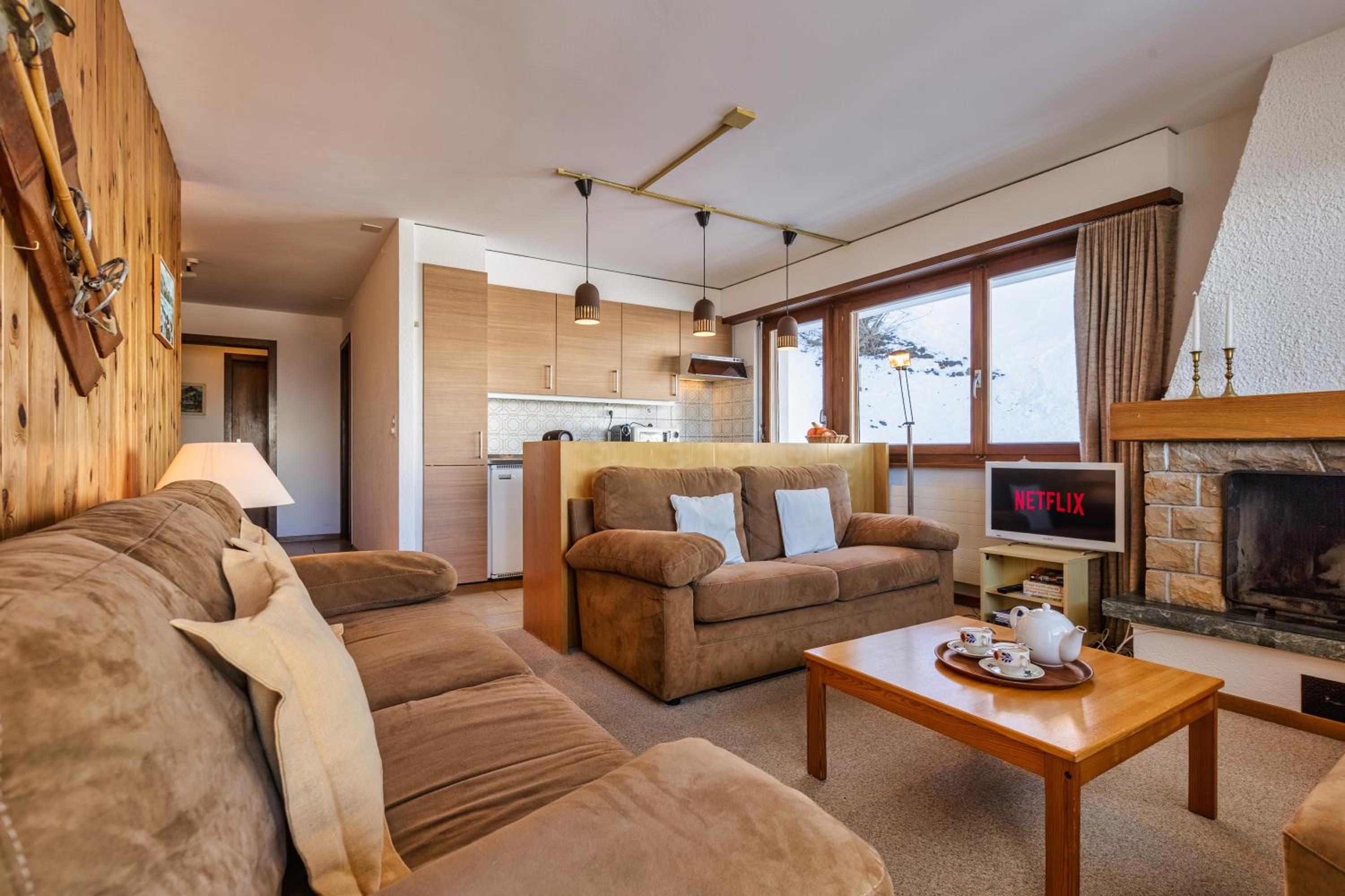 MP24 Ski in, out apartment on slopes with indoor private parking space