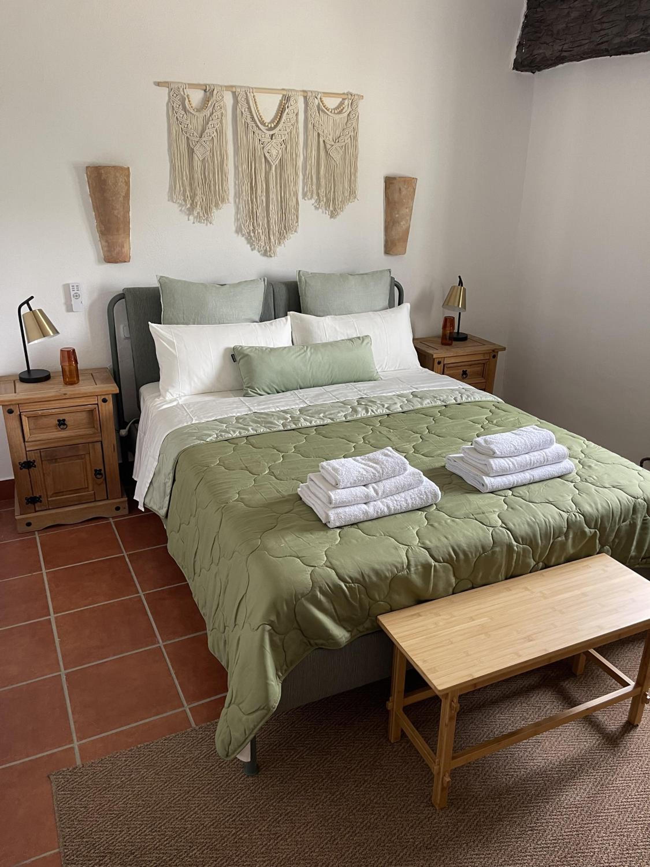 2bedroom-Pool-LoungeBar-MountainView-Wifi