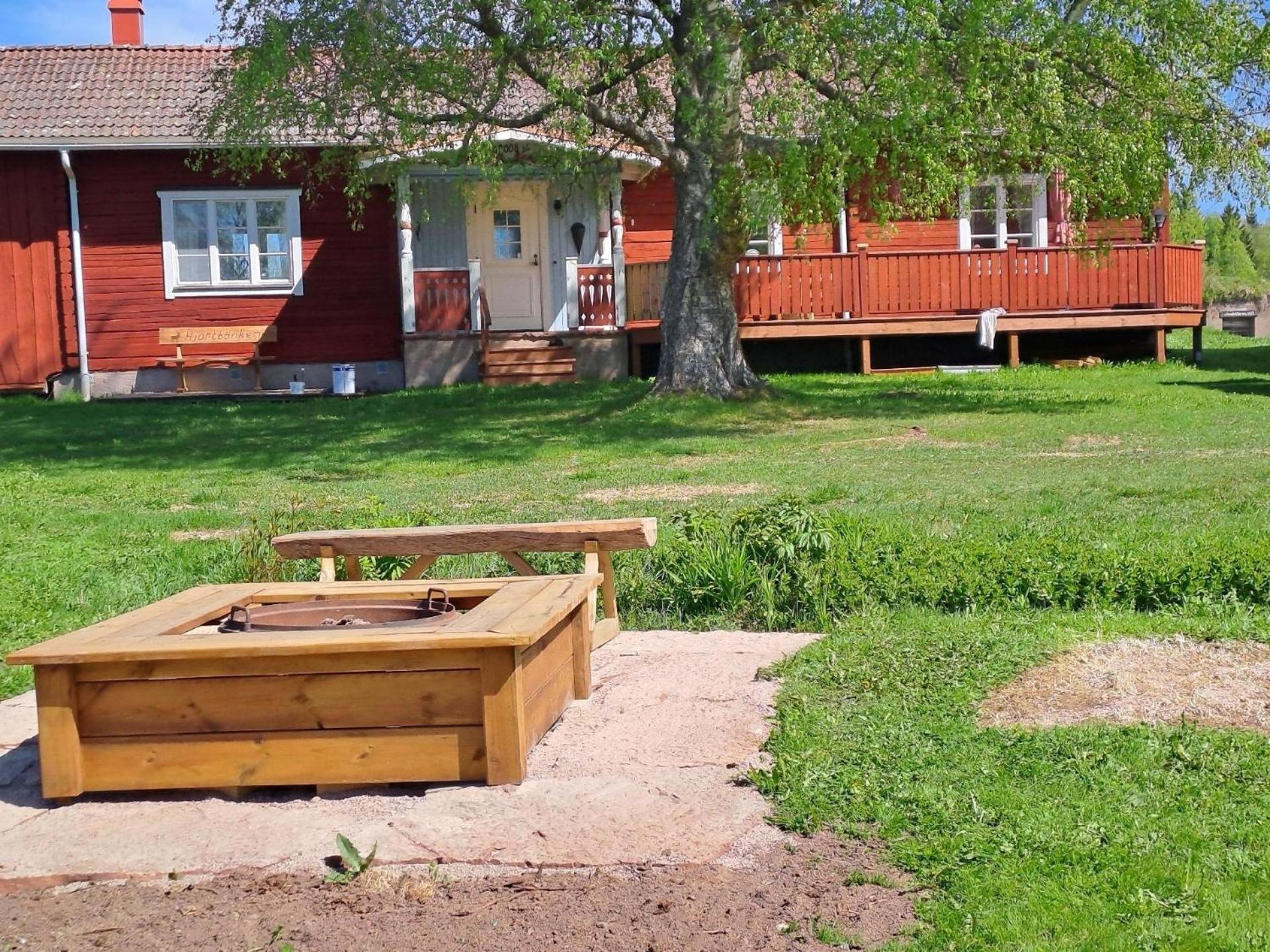 Landestypisches Blockhaus mit kleiner Eingangsveranda view 2