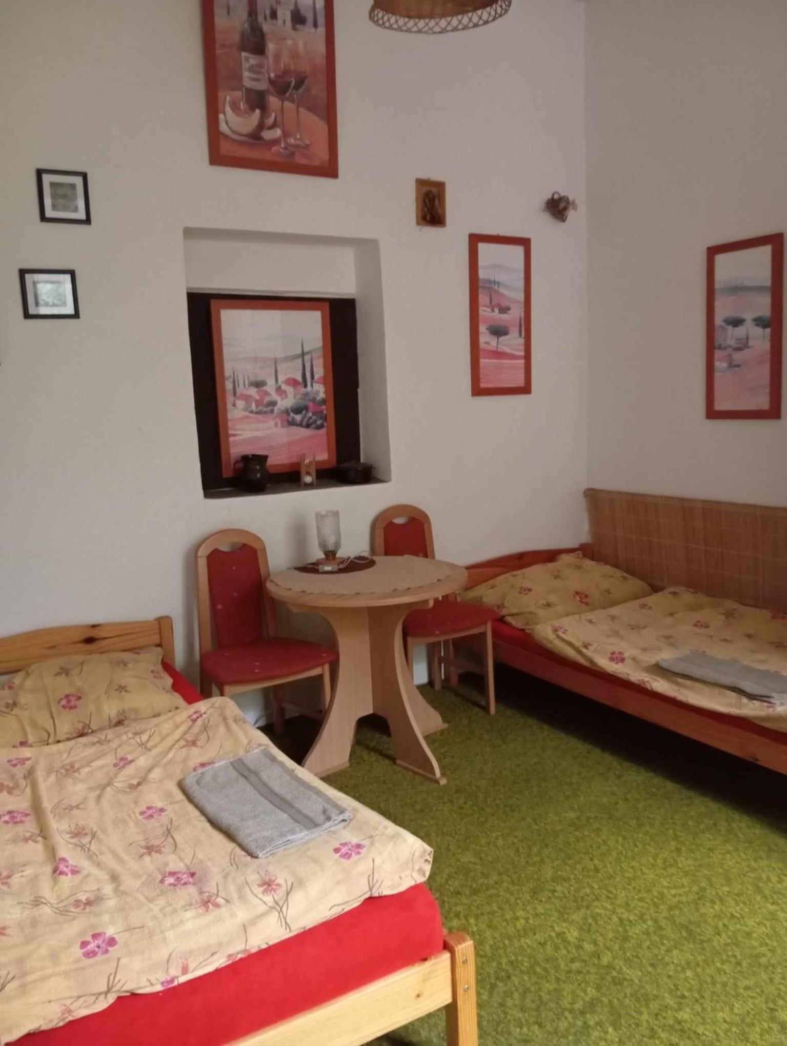 Stará škola - penzion - celý komplex- 10 lůžek