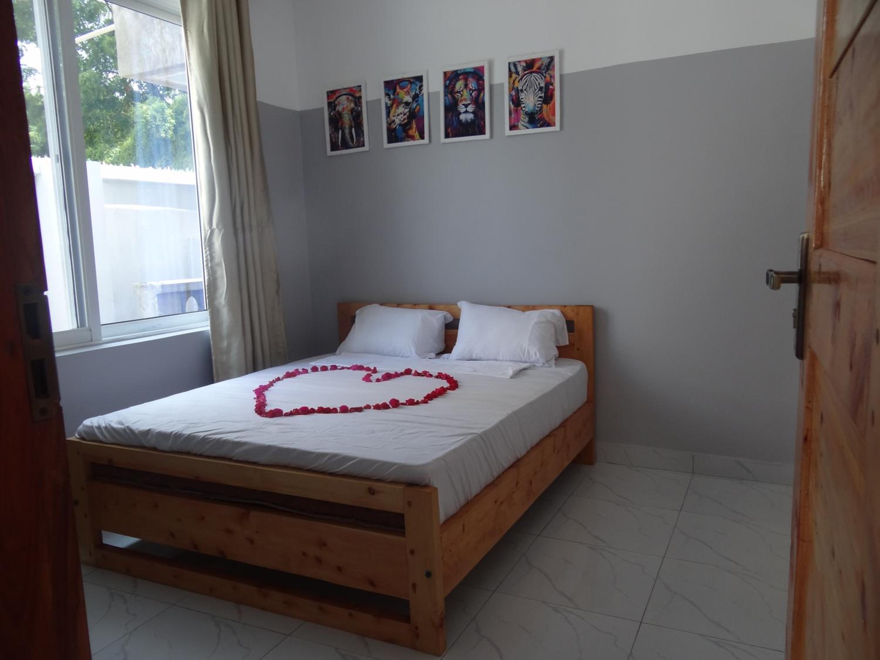 Canna Lily 5 min walk from bofa road, baobab resort