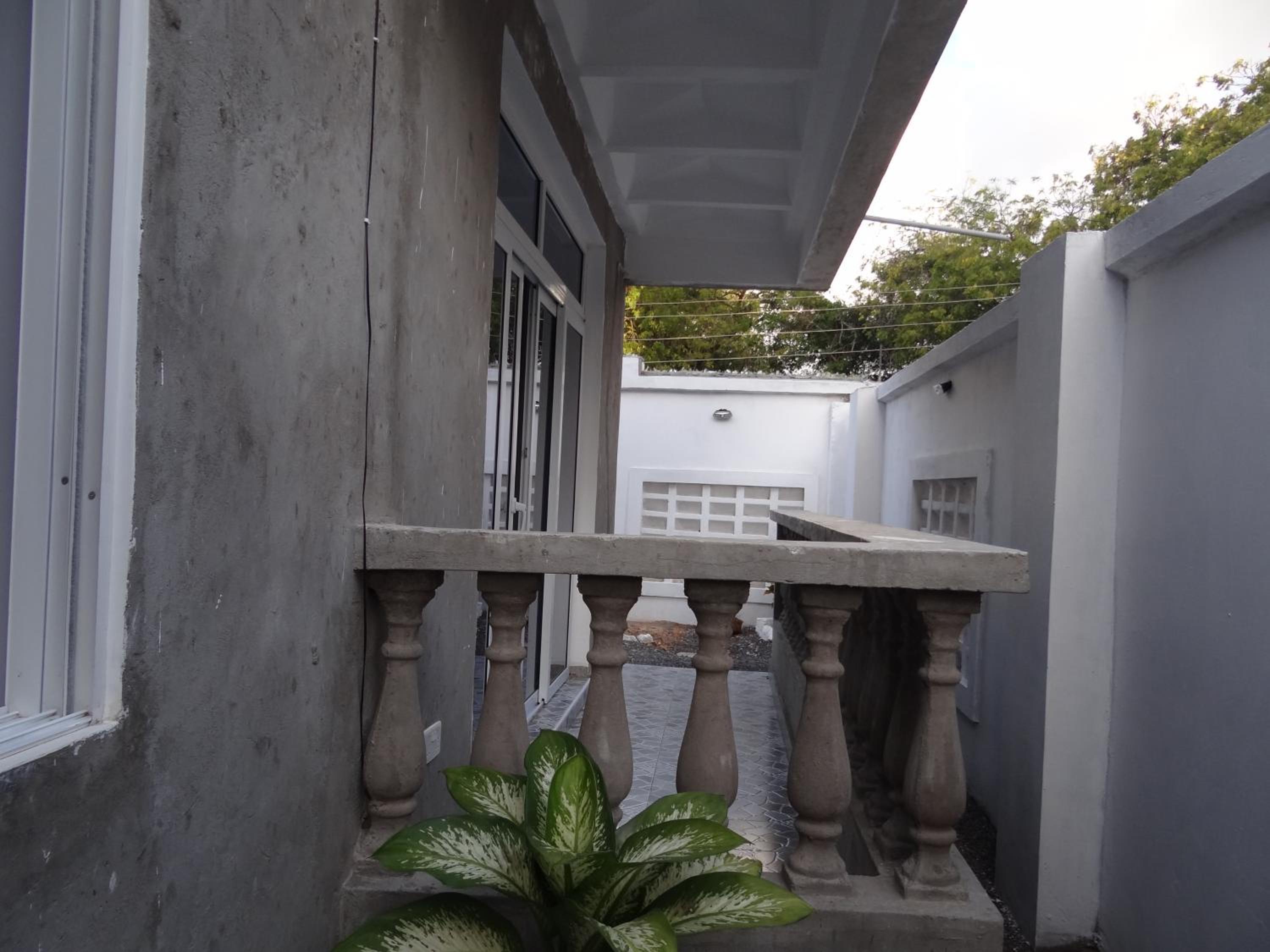 Canna Lily 5 min walk from bofa road, baobab resort