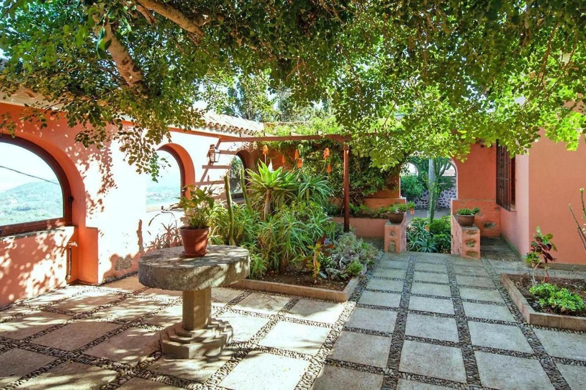 Luxurious Villa Oasis in Santa Brigida