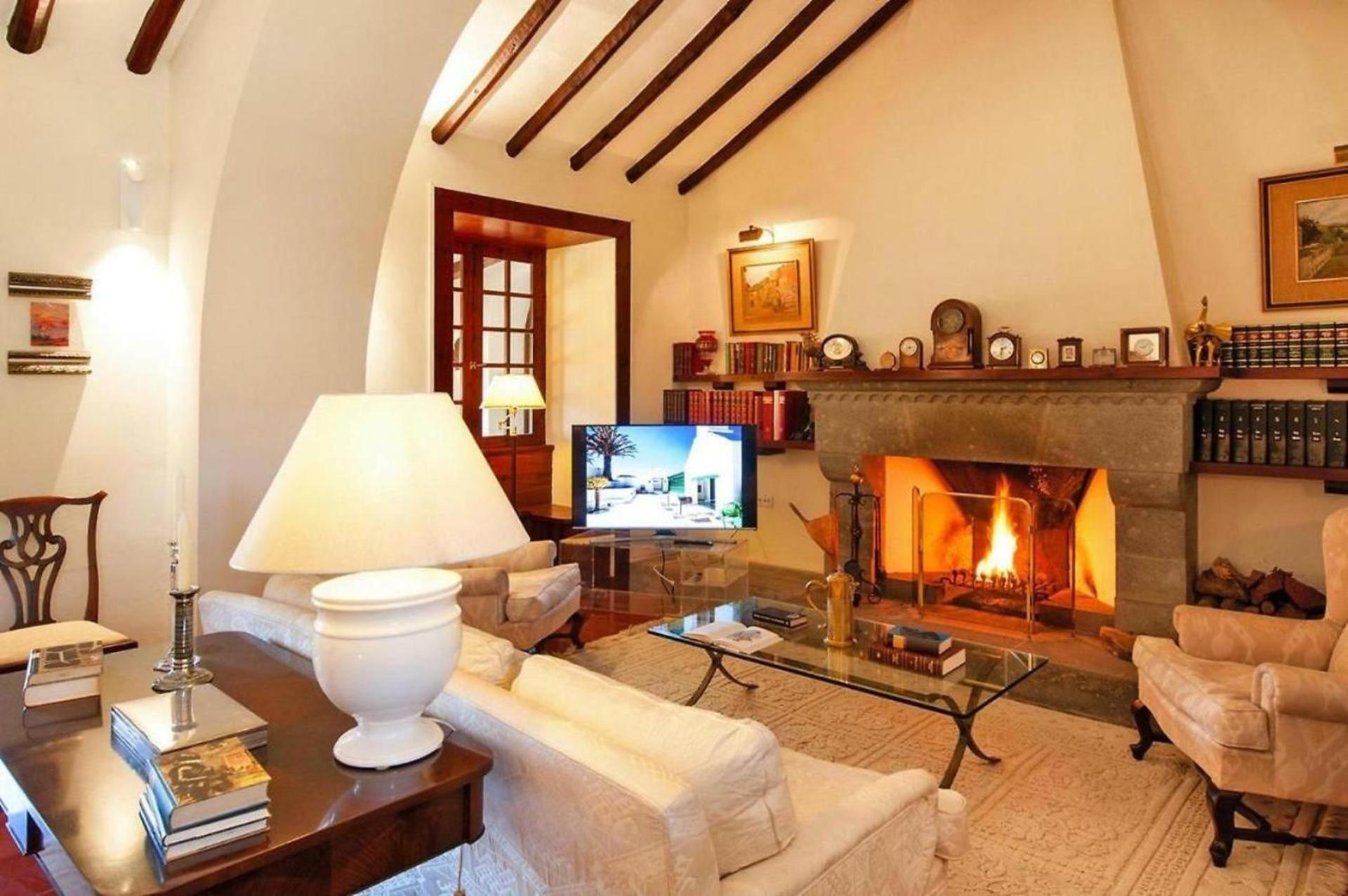 Luxurious Villa Oasis in Santa Brigida