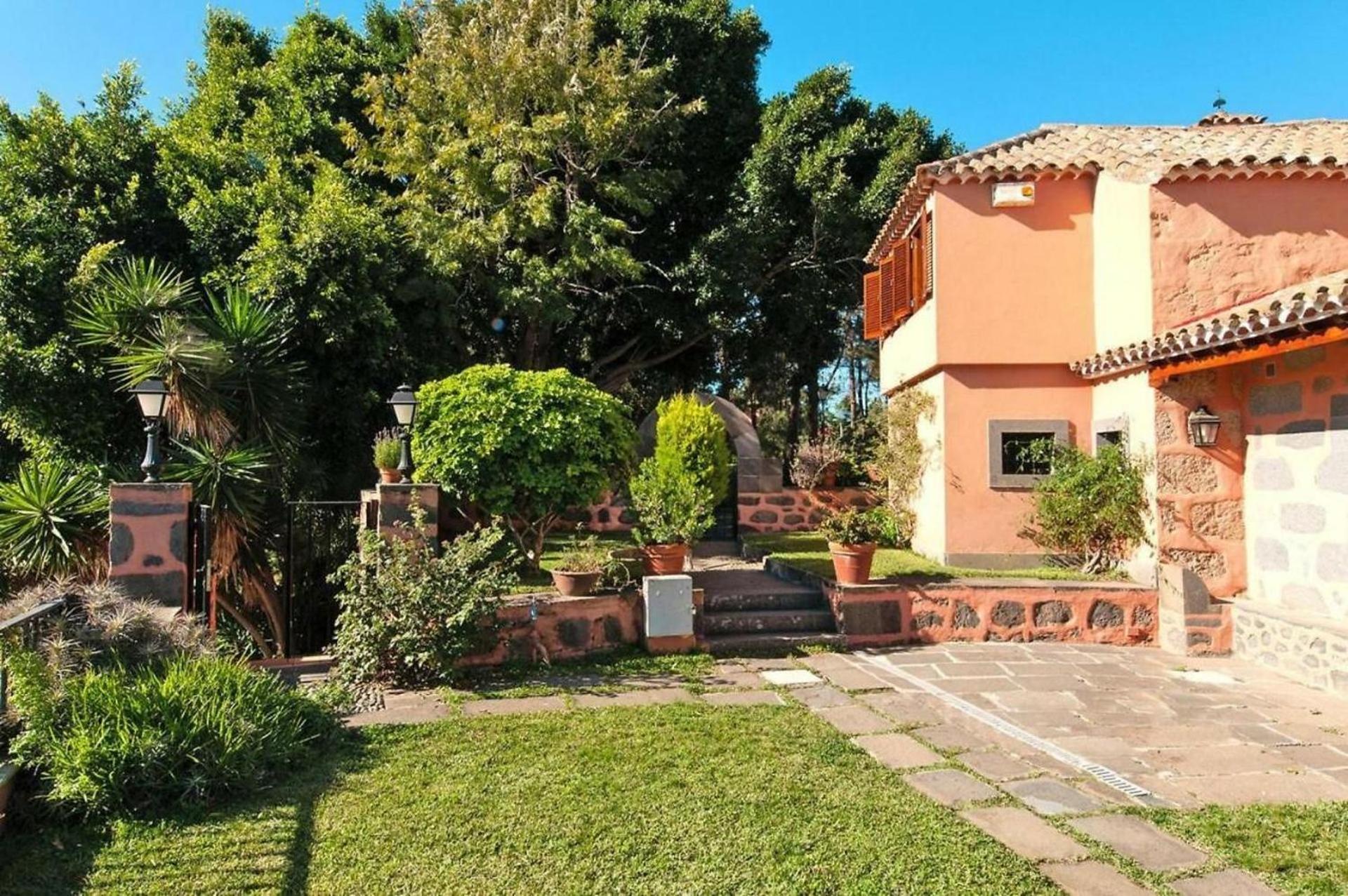 Luxurious Villa Oasis in Santa Brigida