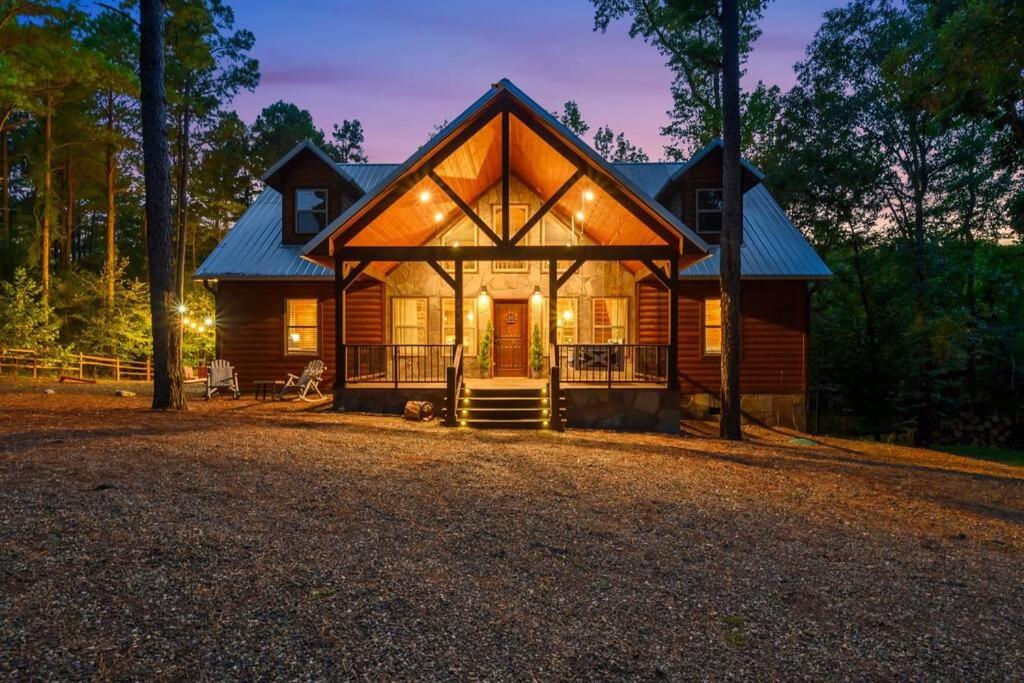 Hotel Walk2Town-Private Creek-Hot Tub-Treehouse-Firepit - Image 1