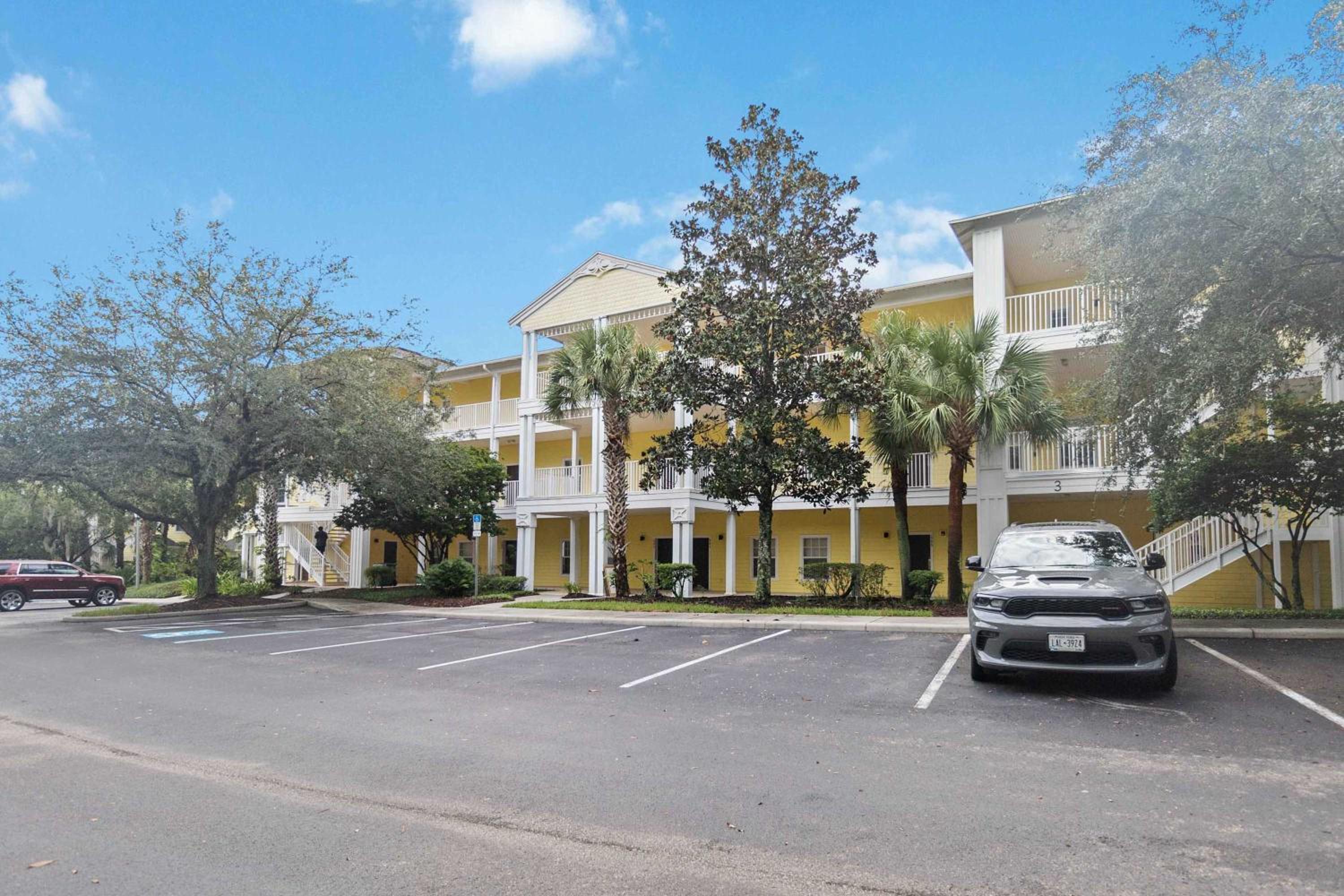 Third floor 3BR condo close to Disney view 4