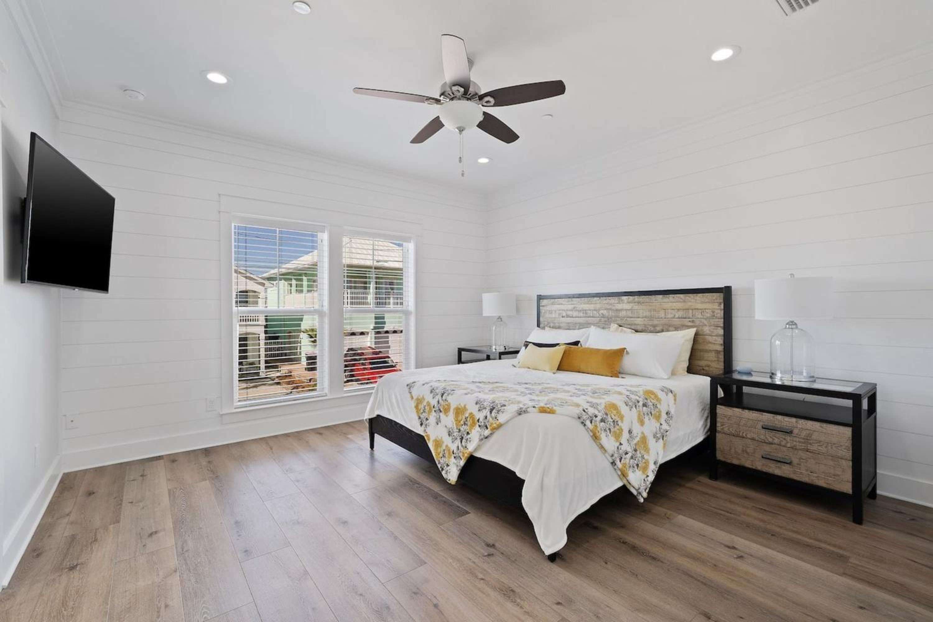 Modern House with pool access near the beach! view 5