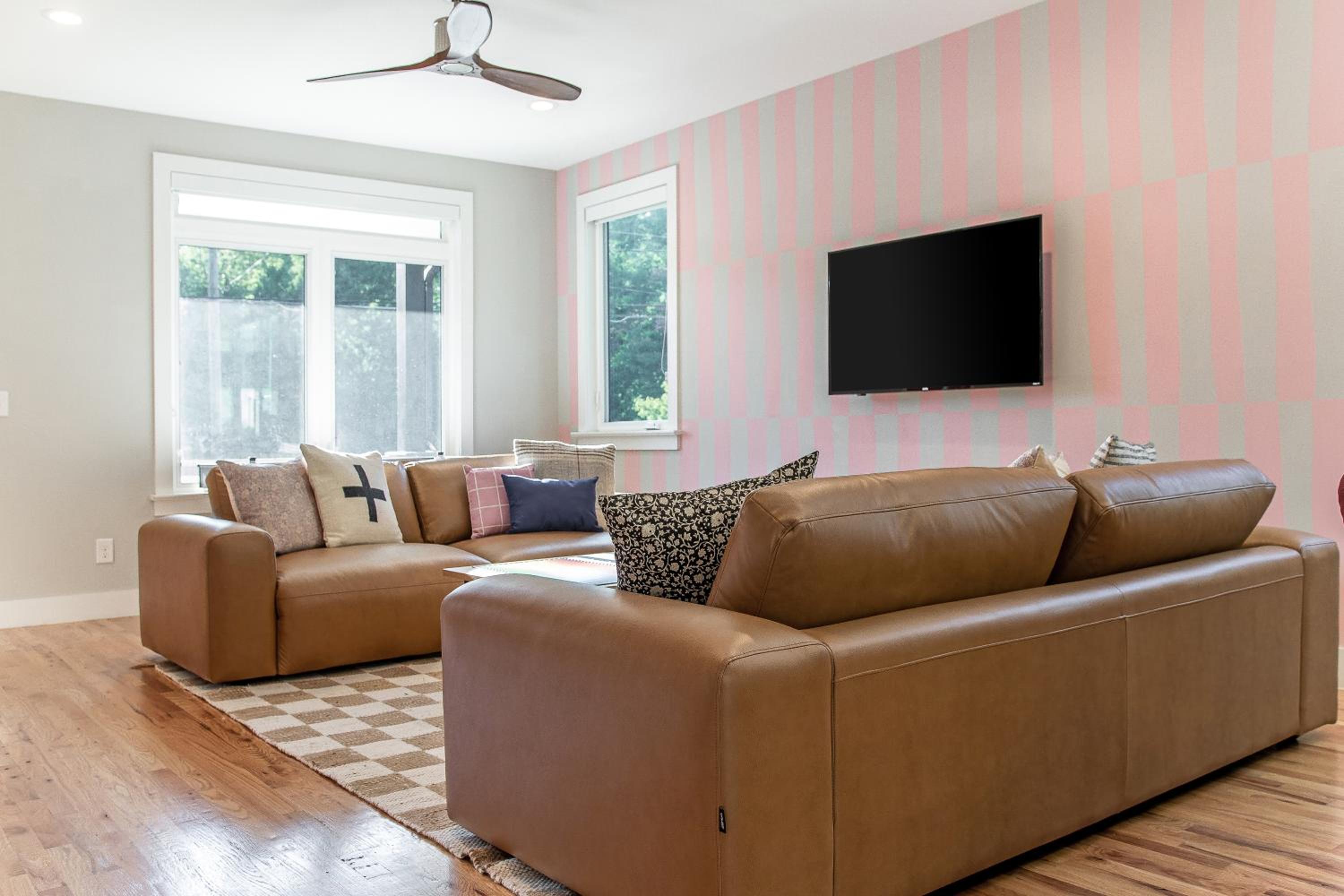 Comfy, Cozy, Fun 3bd Home - 5mins to Downtown view 3