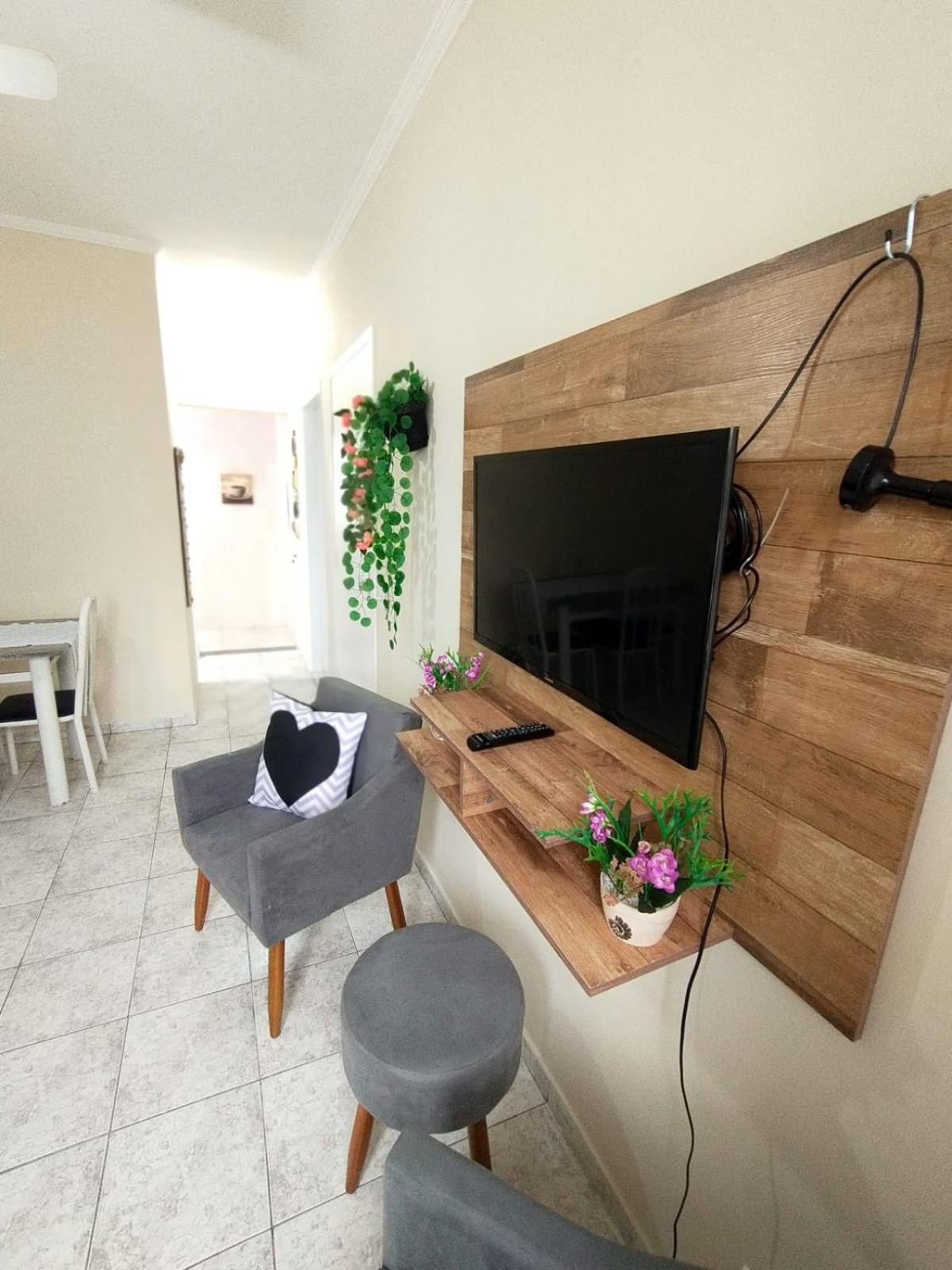 Apartamento Guarujá 5 minutos da praia do Canto Tortuga com Wi-fi prox ao restaurante Rufino's