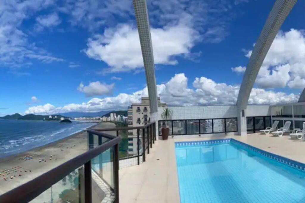 Flat moderno com vista para o mar e varanda!