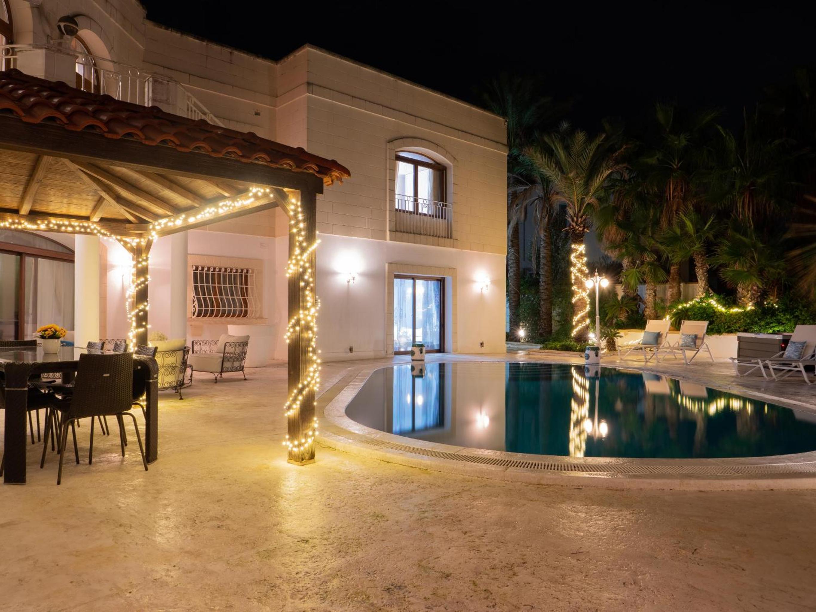 Villa Alexandra: Sea Views Pool Jacuzzi Sauna