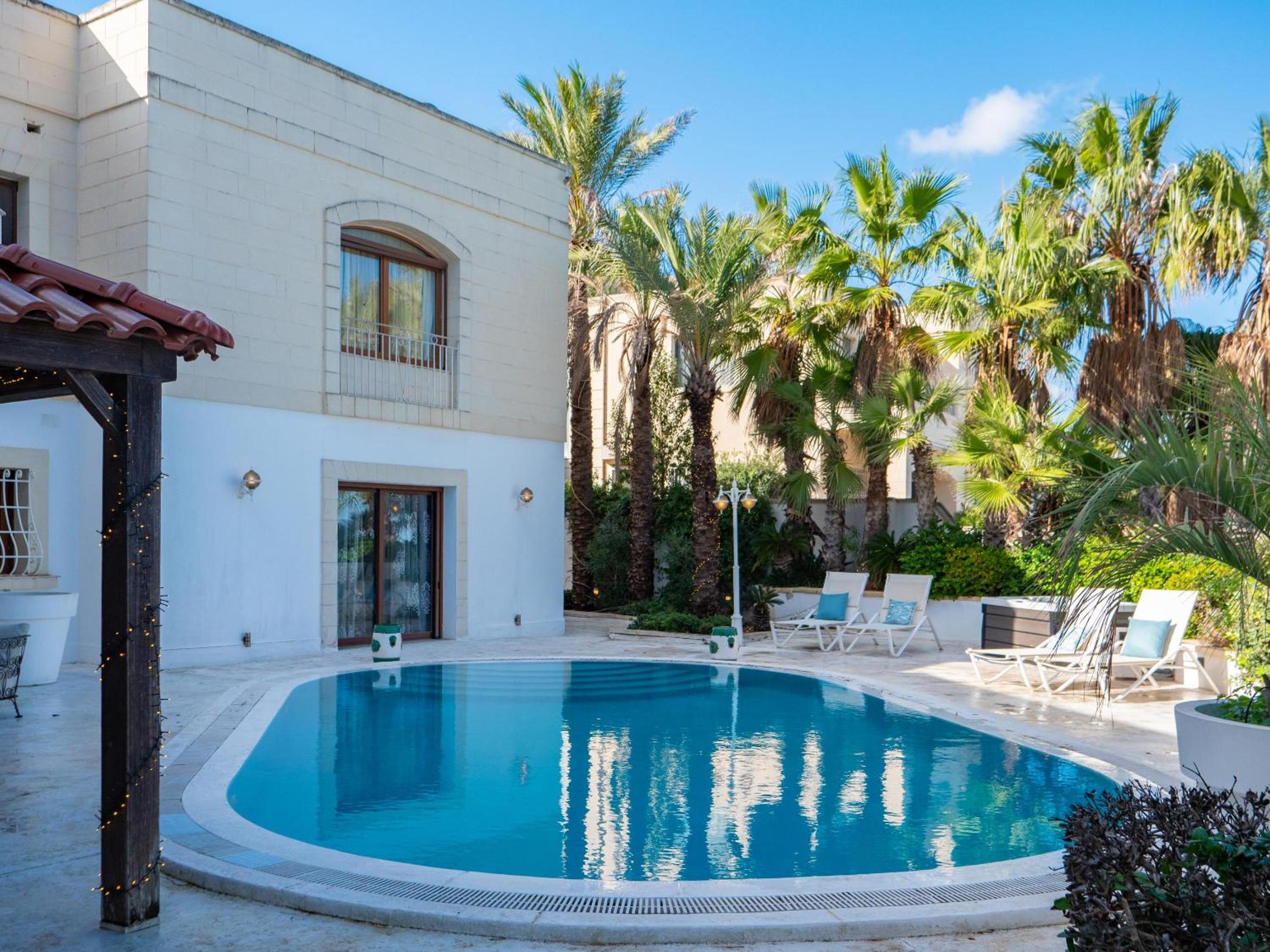 Villa Alexandra: Sea Views Pool Jacuzzi Sauna