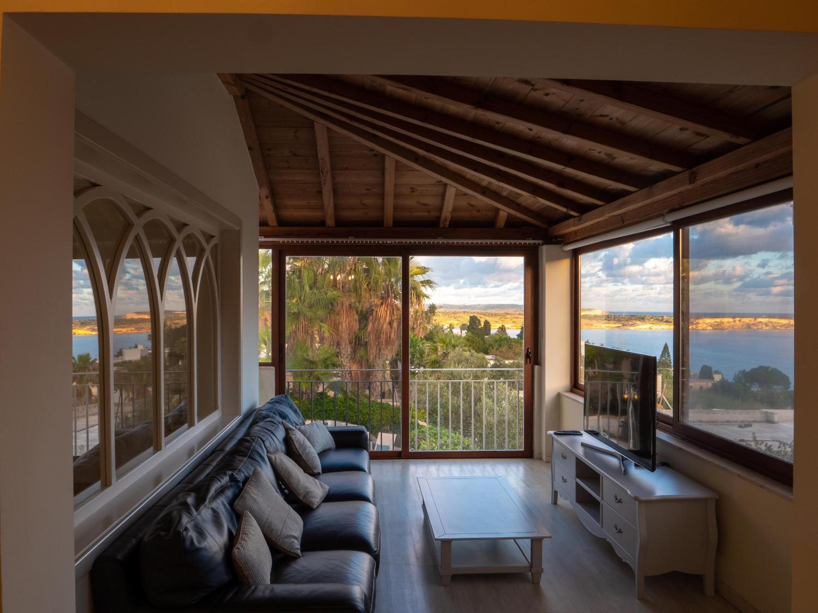 Villa Alexandra: Sea Views Pool Jacuzzi Sauna