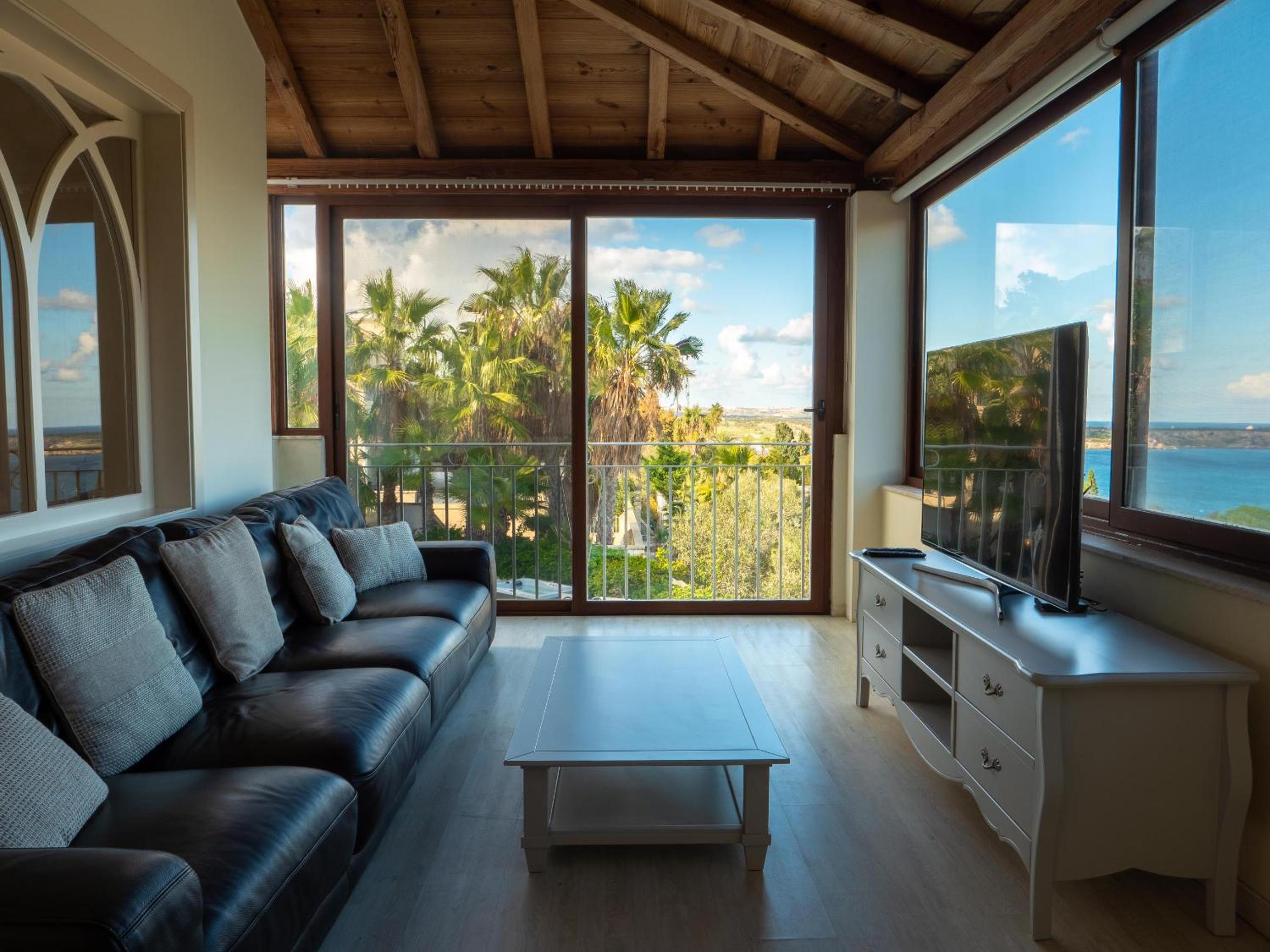 Villa Alexandra: Sea Views Pool Jacuzzi Sauna