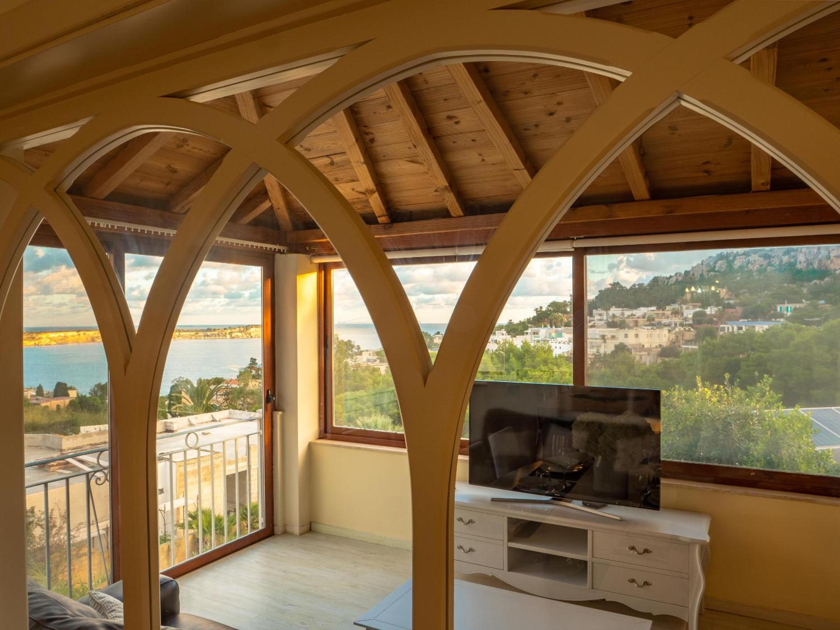 Villa Alexandra: Sea Views Pool Jacuzzi Sauna