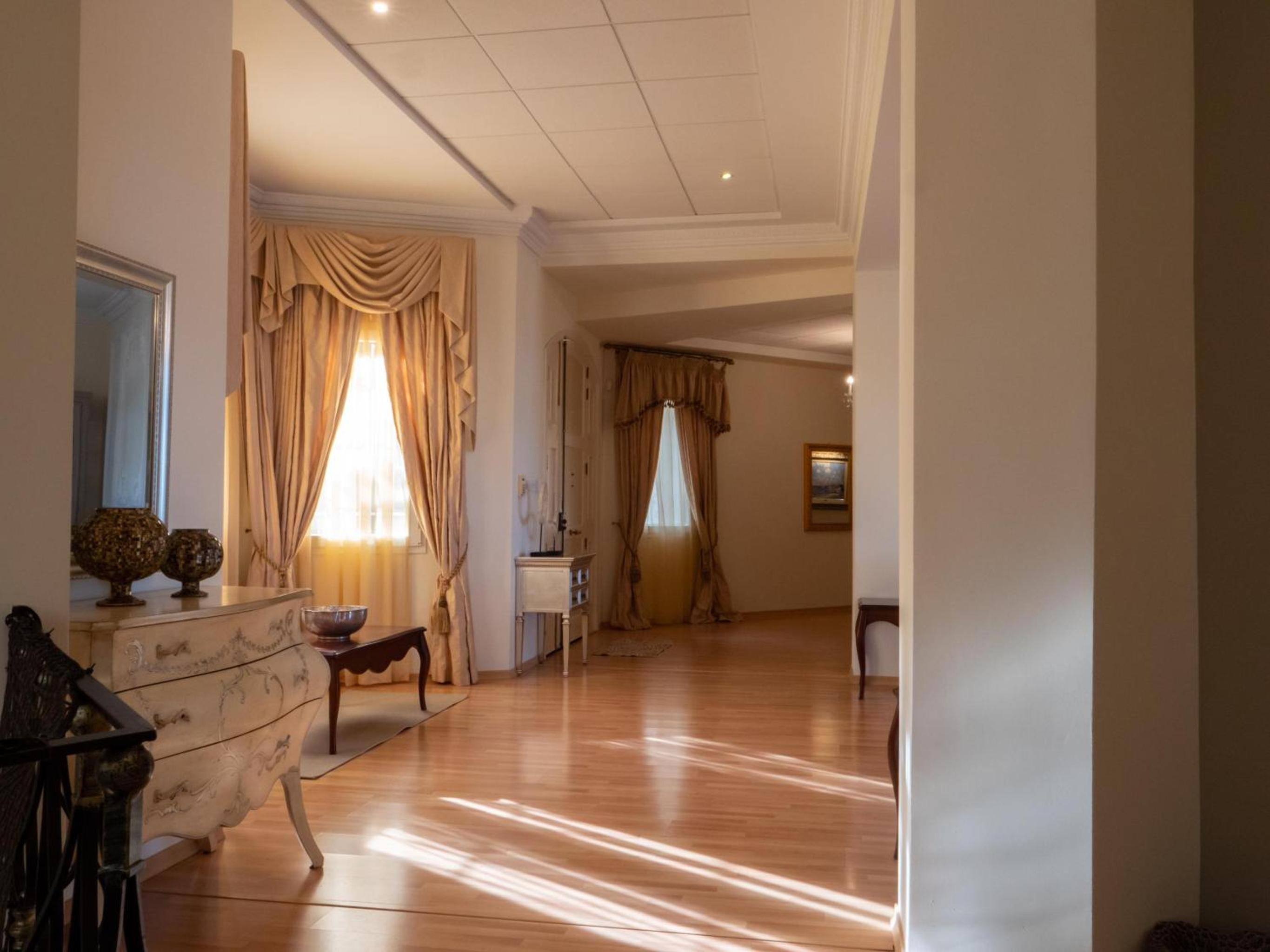 Villa Alexandra: Sea Views Pool Jacuzzi Sauna