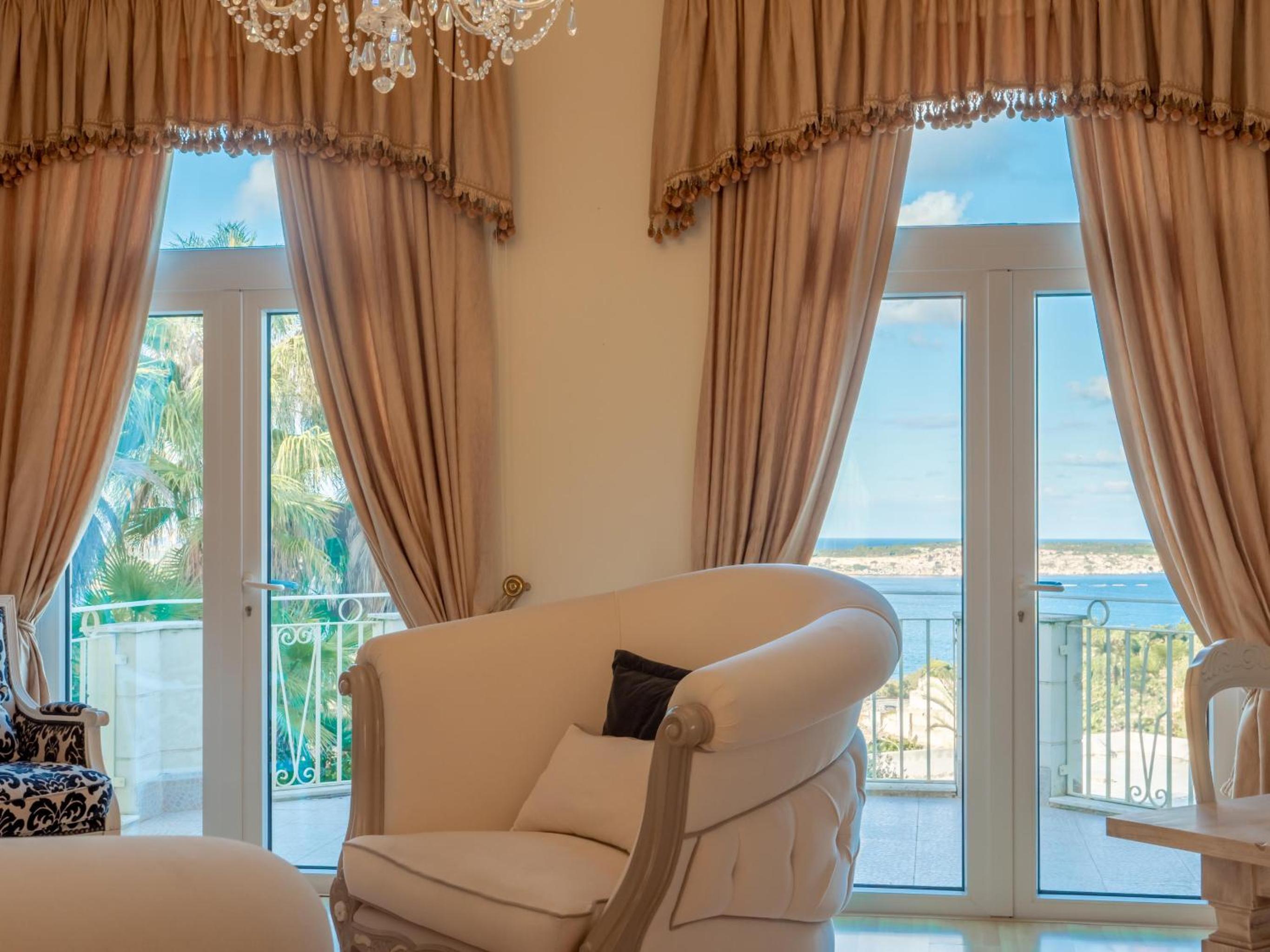 Villa Alexandra: Sea Views Pool Jacuzzi Sauna