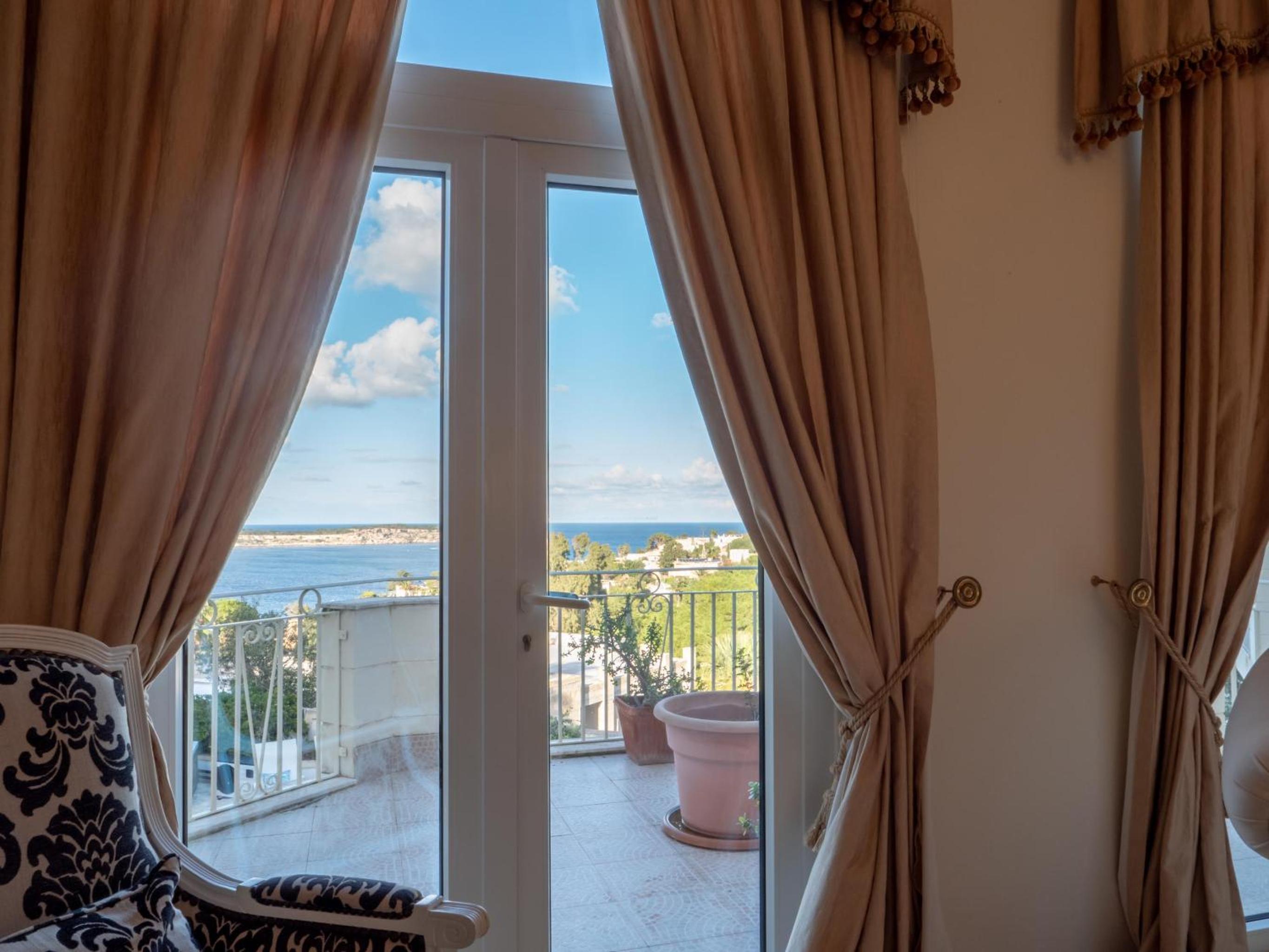 Villa Alexandra: Sea Views Pool Jacuzzi Sauna