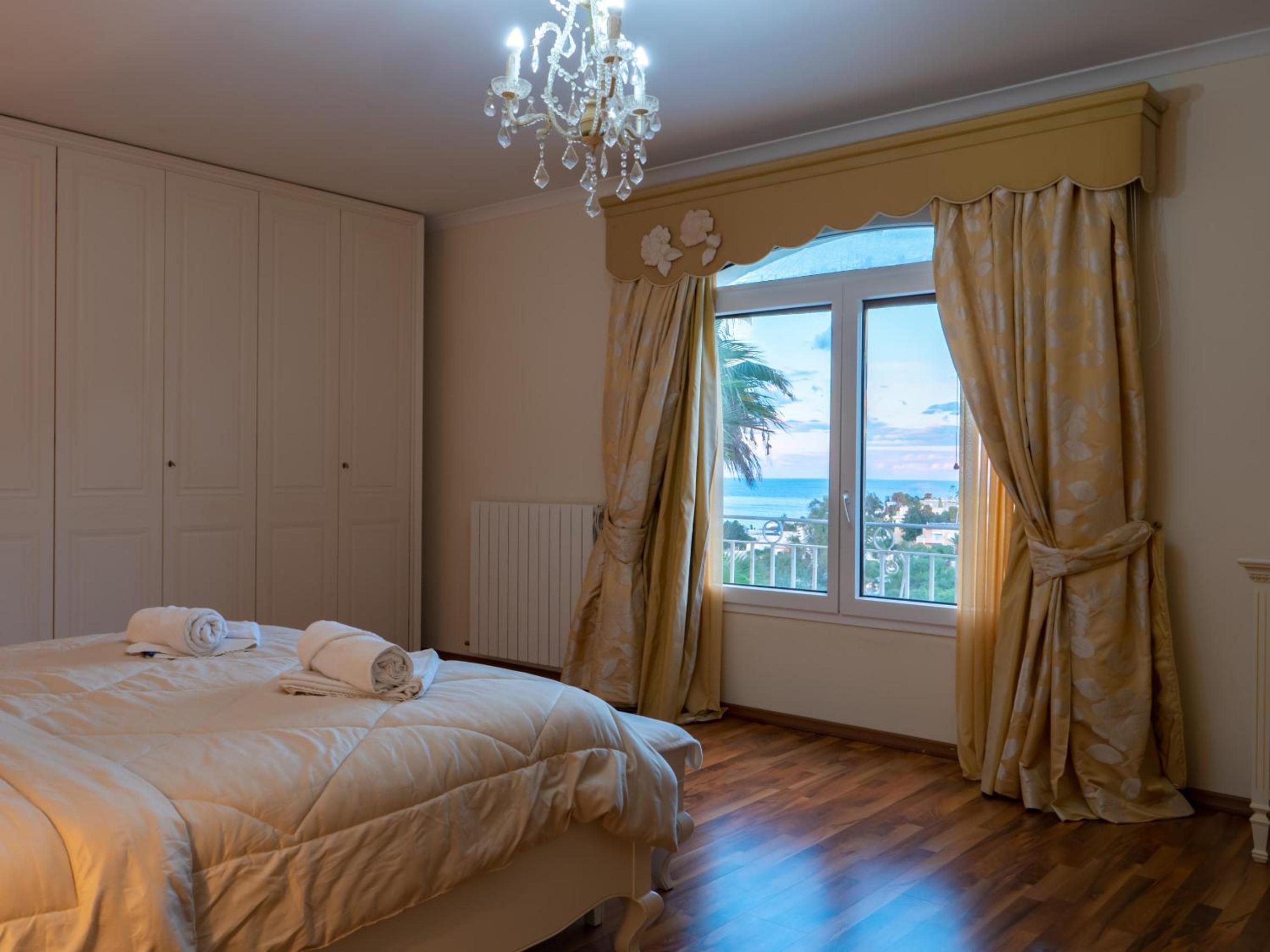 Villa Alexandra: Sea Views Pool Jacuzzi Sauna