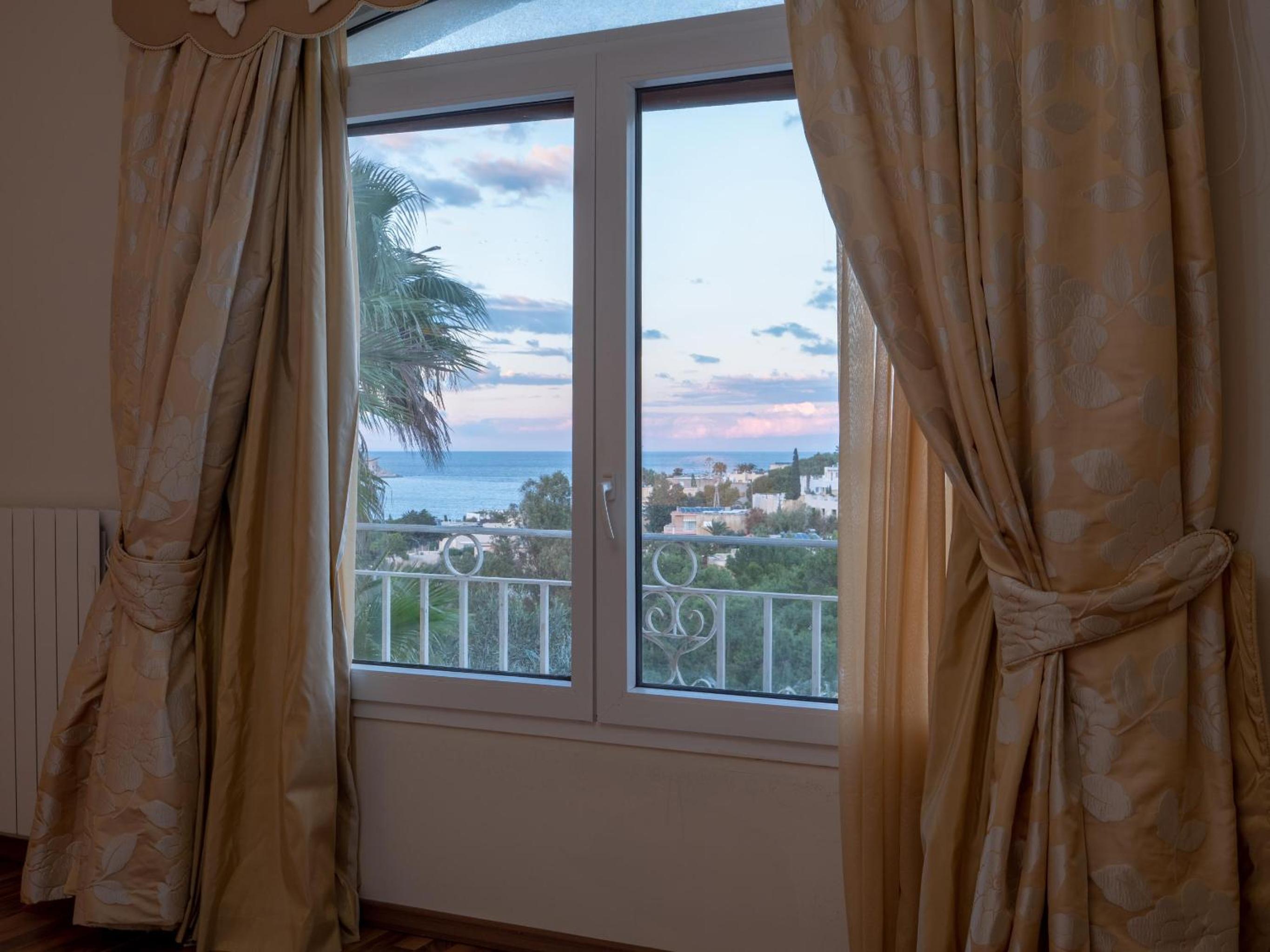 Villa Alexandra: Sea Views Pool Jacuzzi Sauna