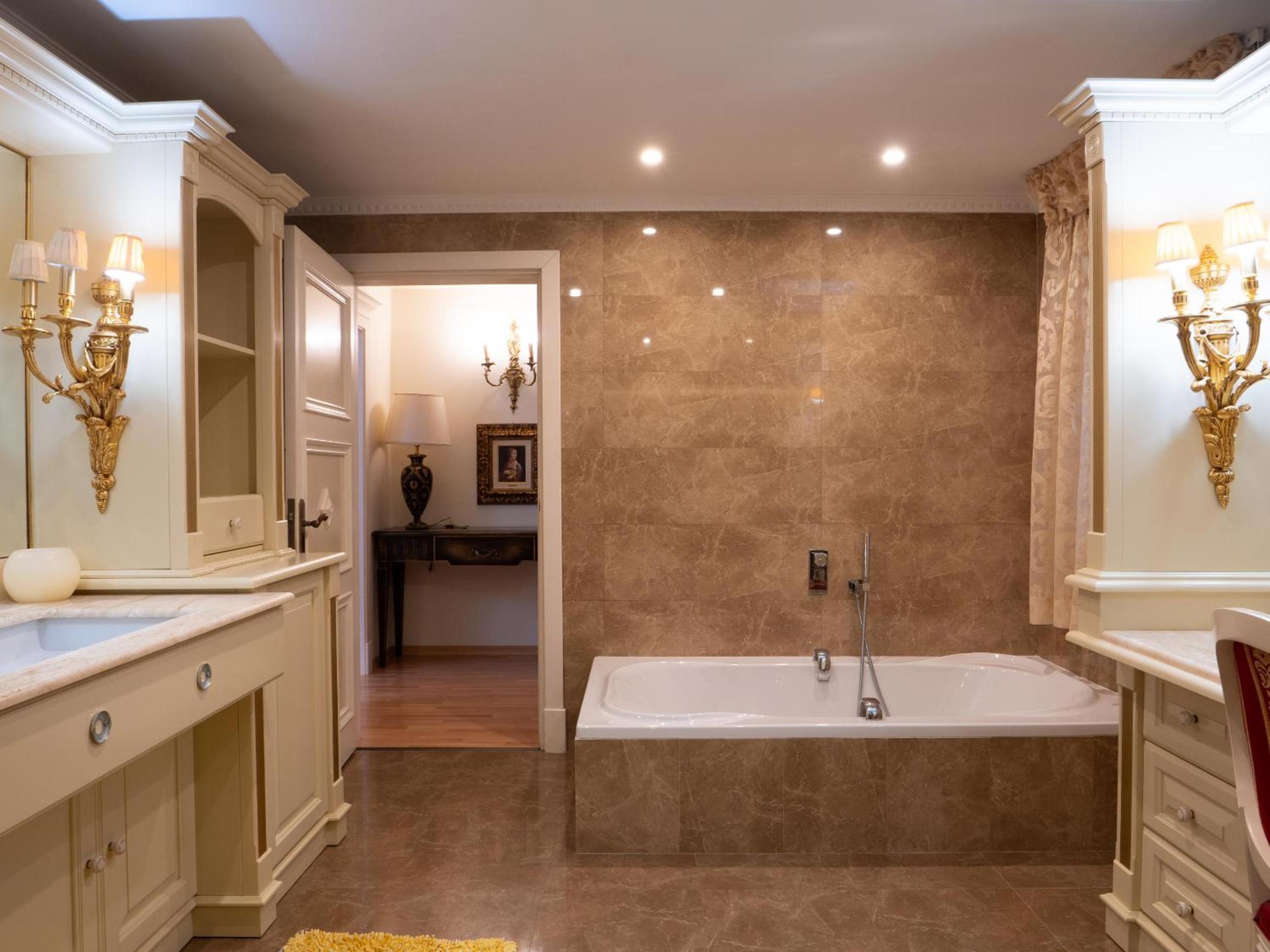 Villa Alexandra: Sea Views Pool Jacuzzi Sauna
