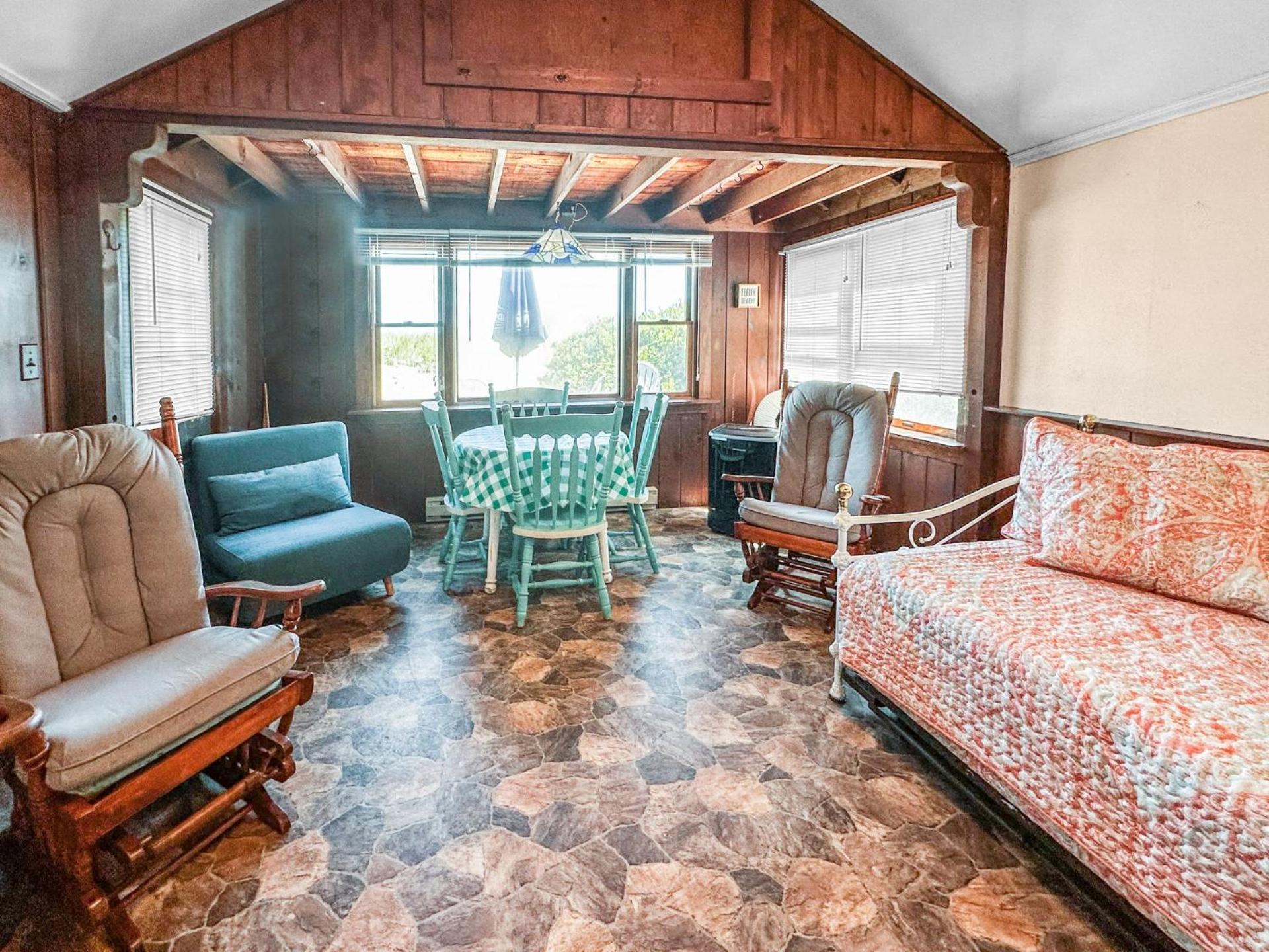 Cozy Cape Cottage—Deck Views of Cape Cod Bay