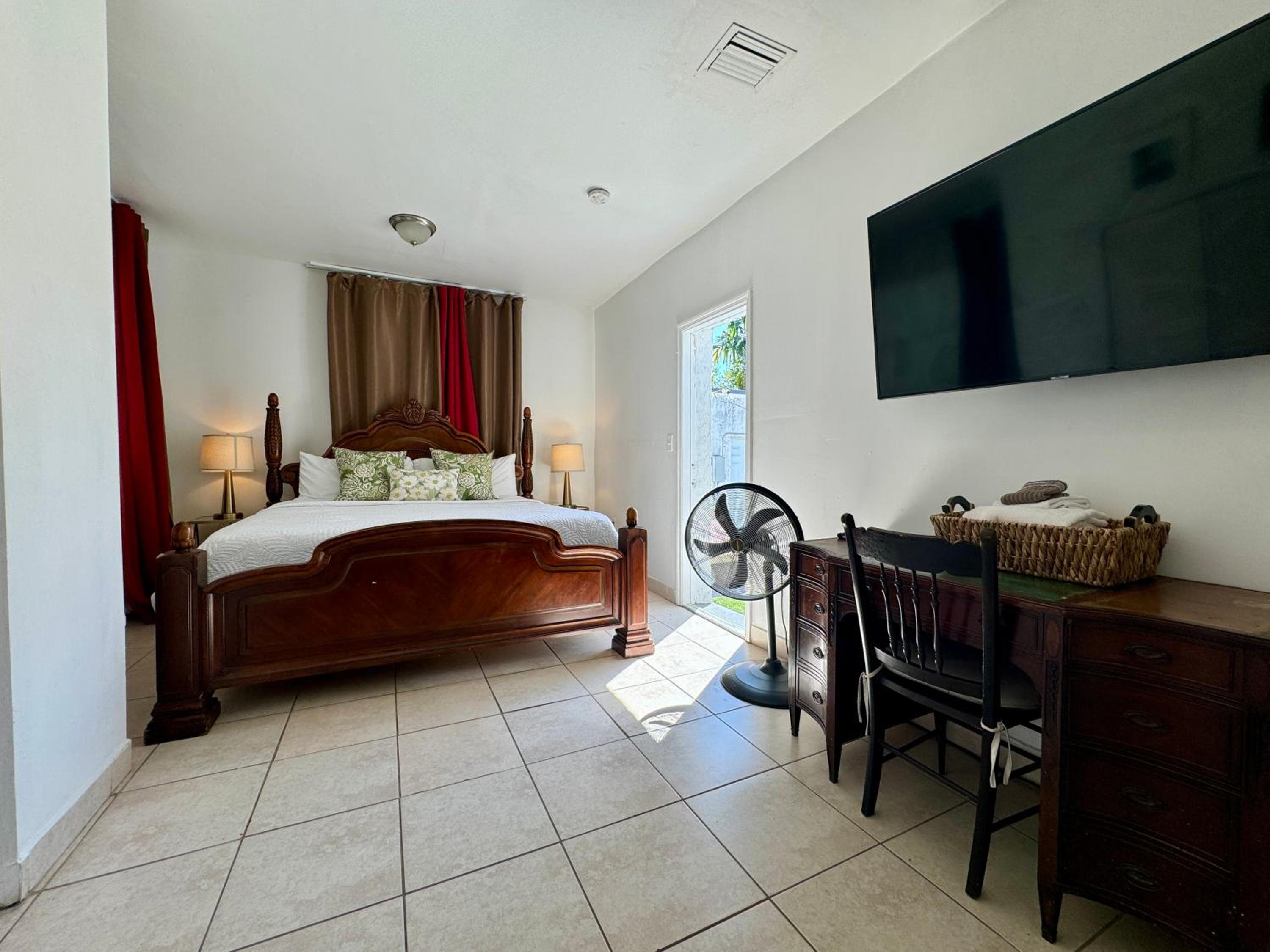 Private Rooms at Miami, Buena Vista with Parking