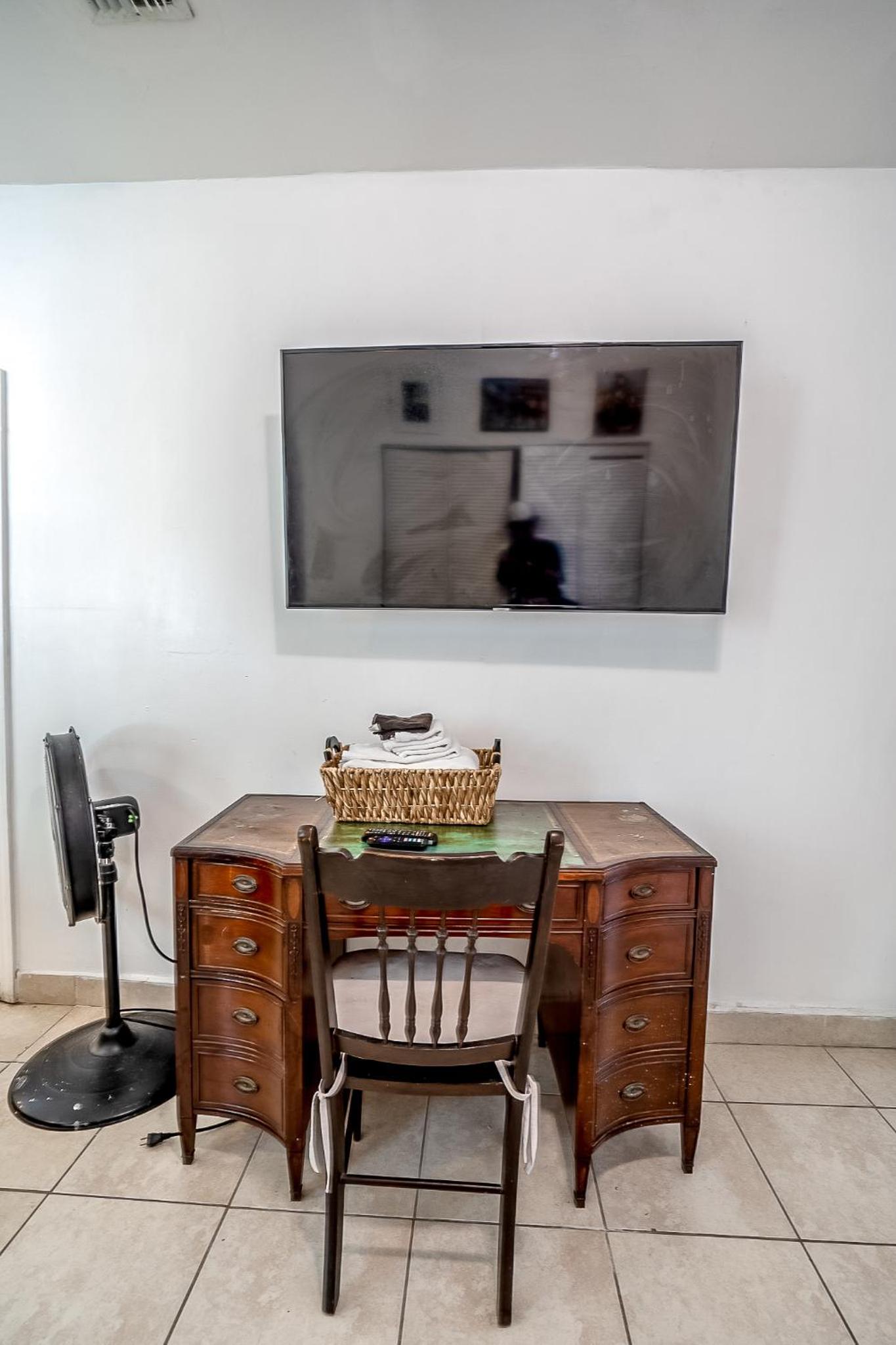 Private Rooms at Miami, Buena Vista with Parking