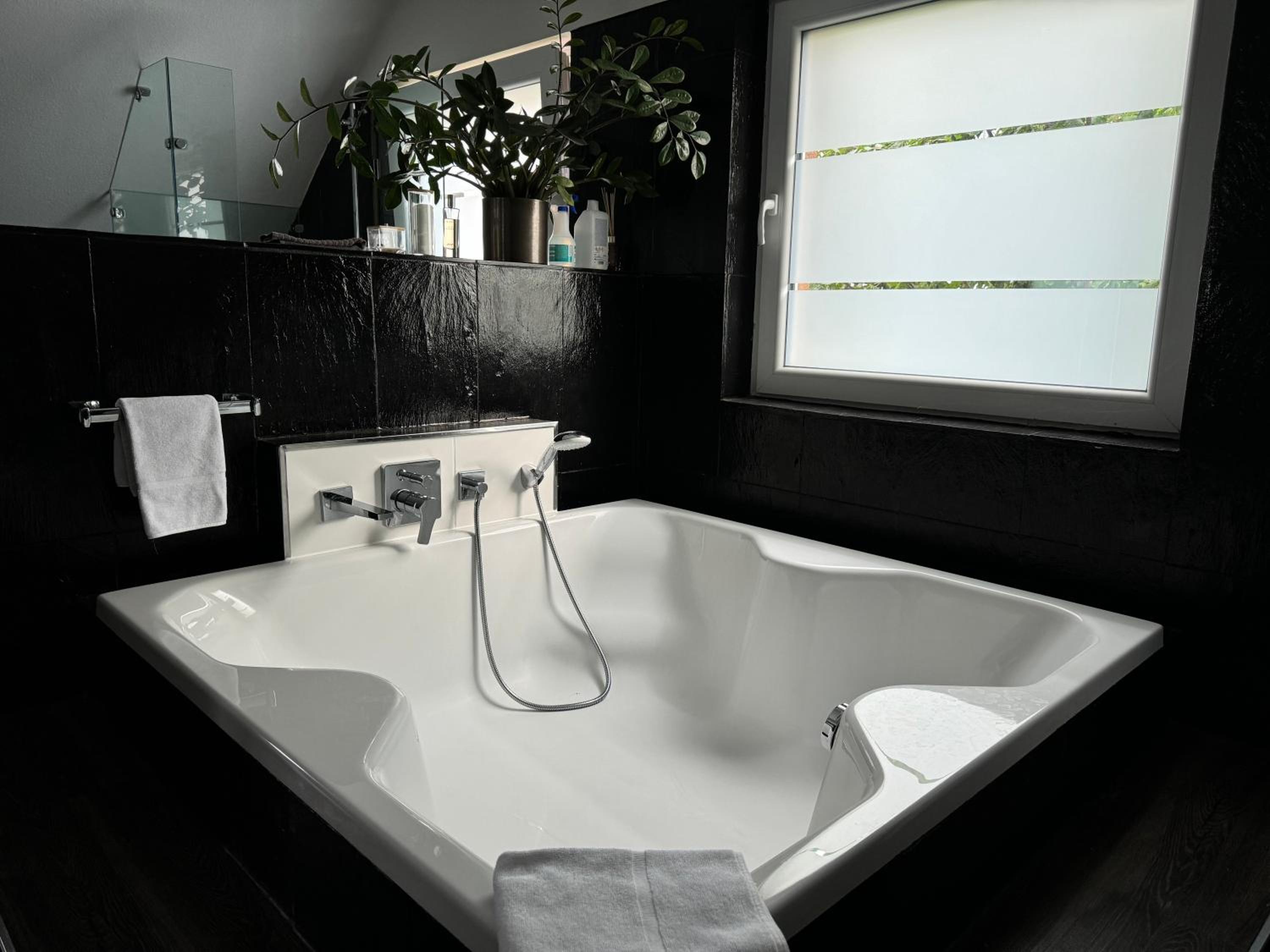 Modern House Gehrden auf 2 Etagen, Nice Garten, Barbecue, Contactless Check-in, free parking
