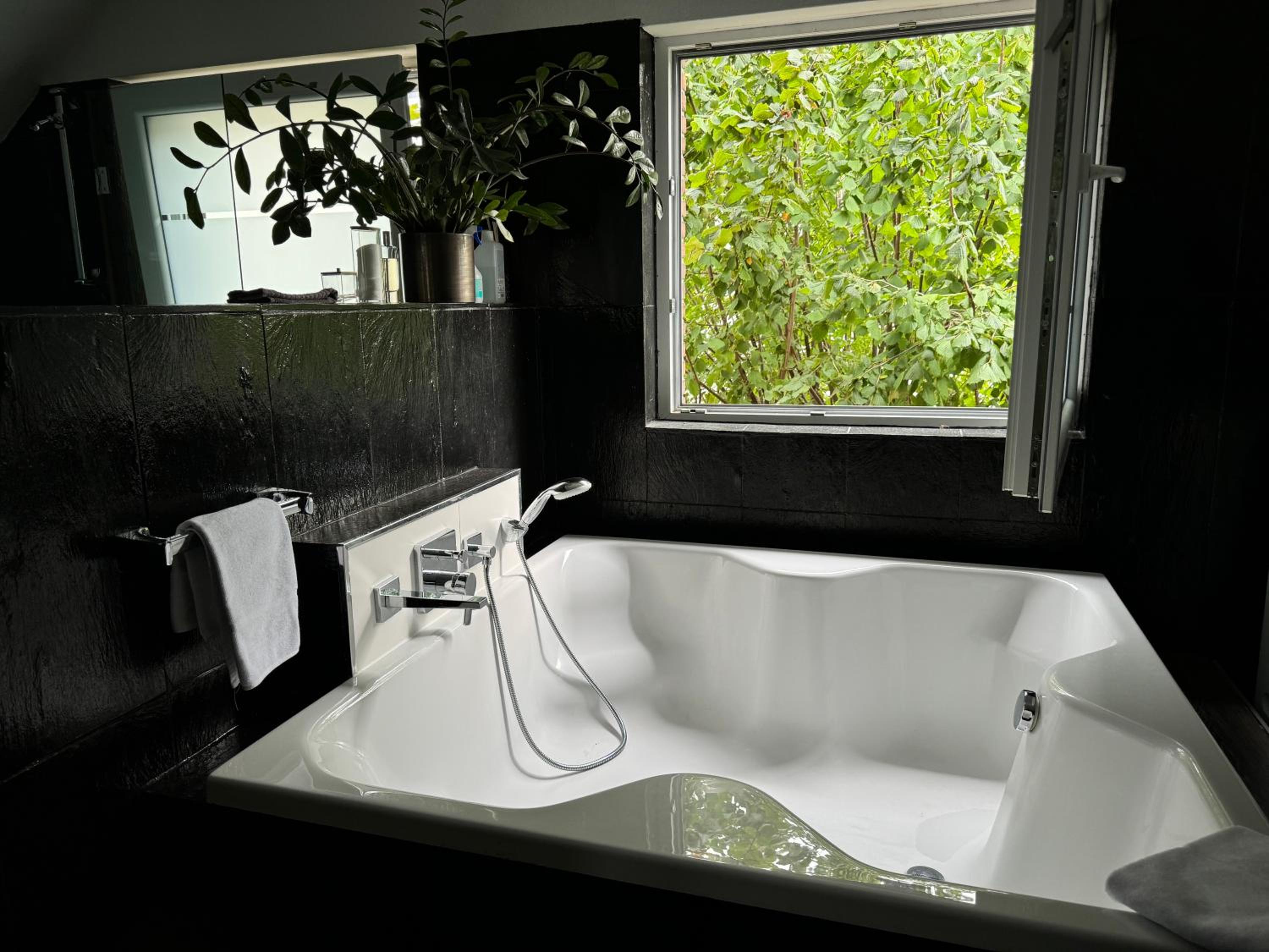 Modern House Gehrden auf 2 Etagen, Nice Garten, Barbecue, Contactless Check-in, free parking