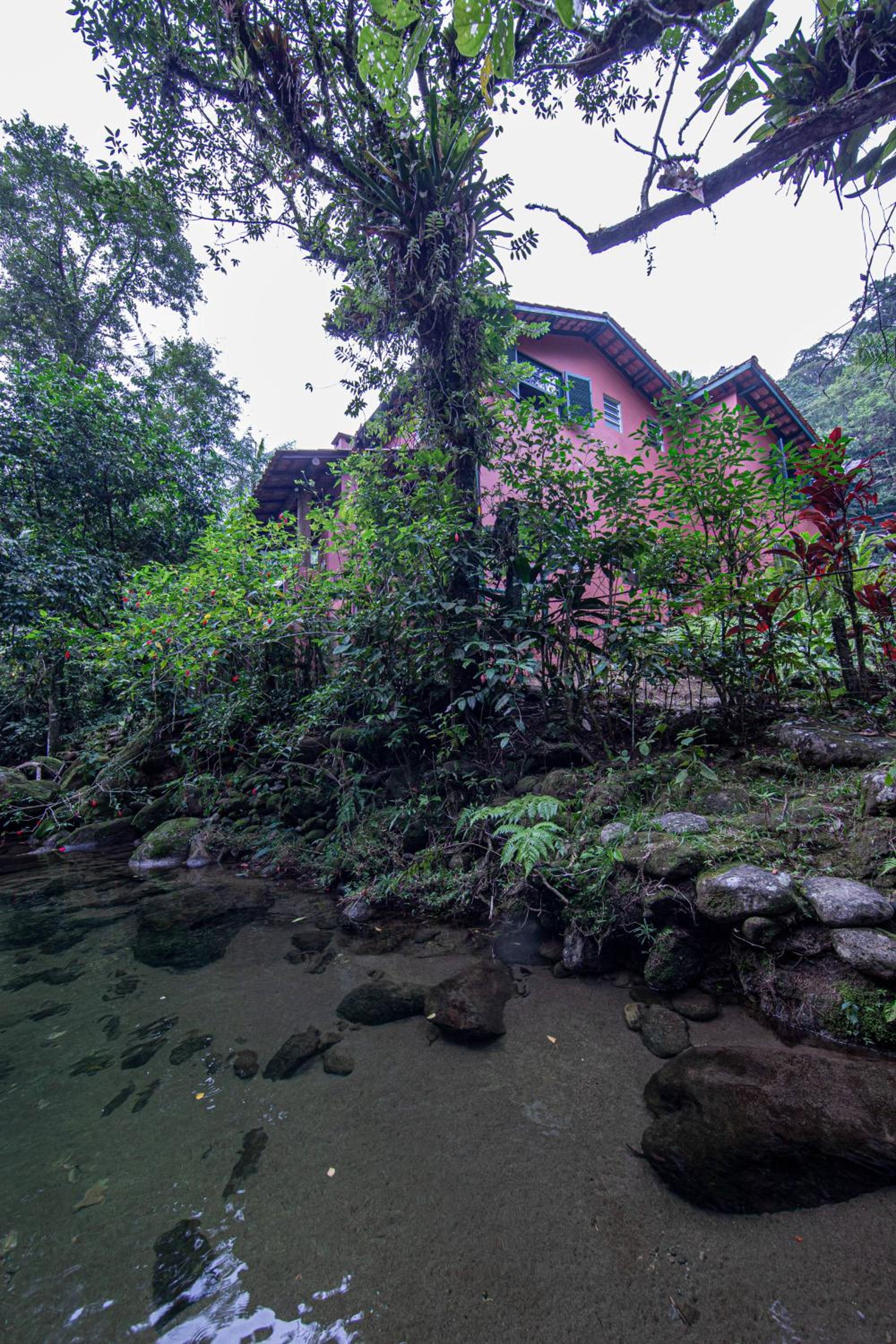 Camburi 5 quartos com piscina natural