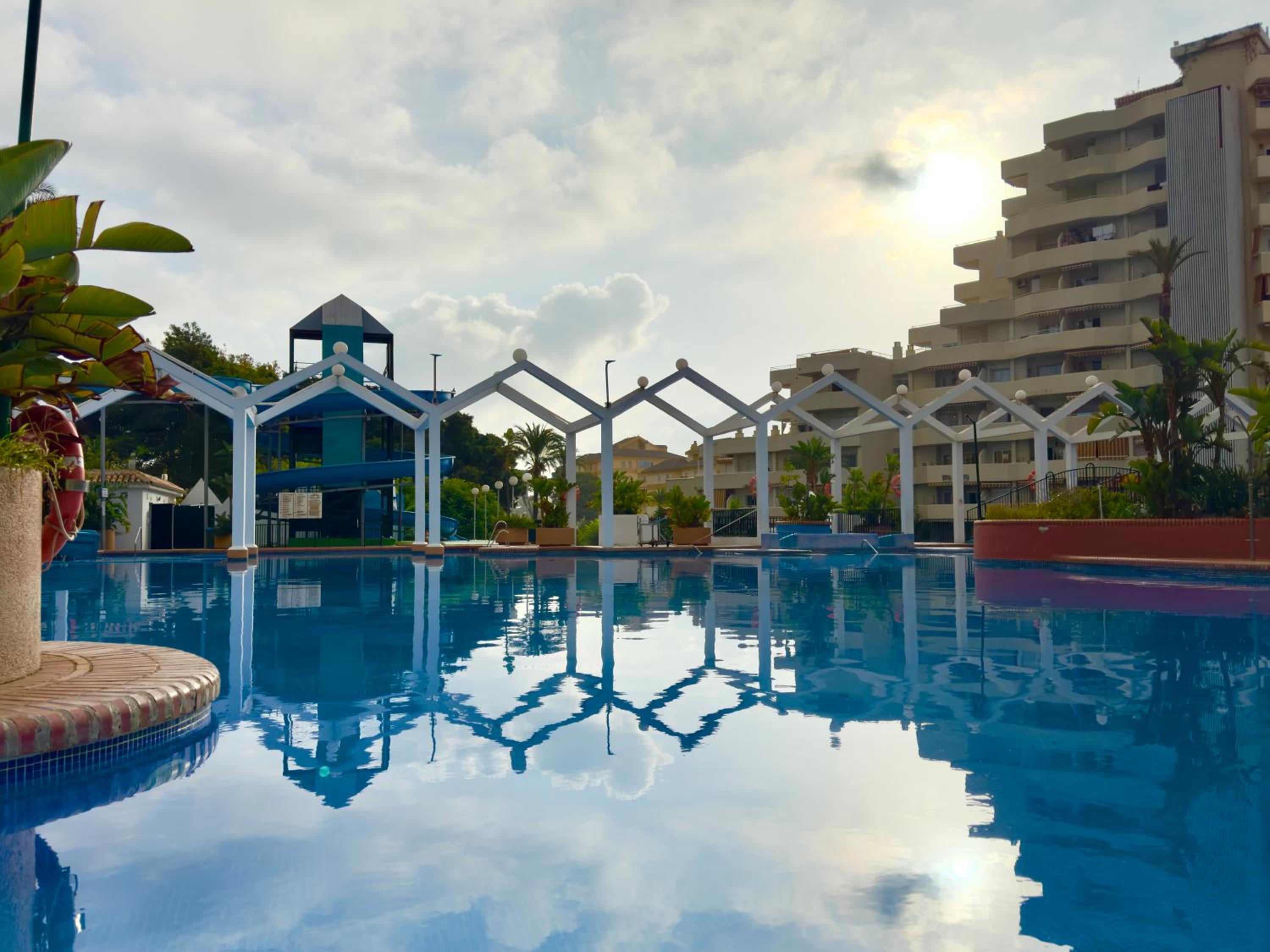 Apartamento vistas al mar y piscina Benalmádena