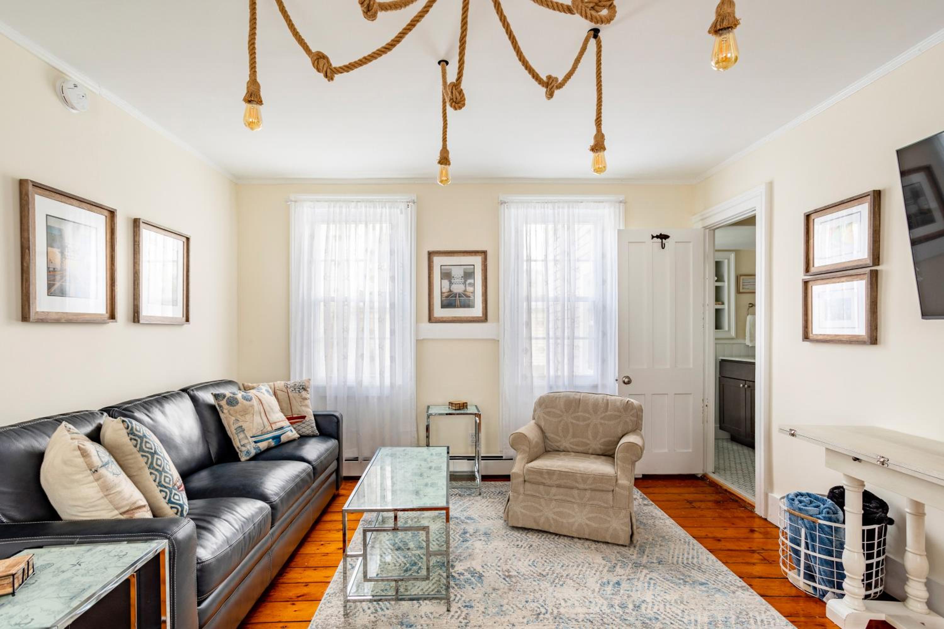 Historic Mystic Home, Walk to Seaport and Downtown view 2