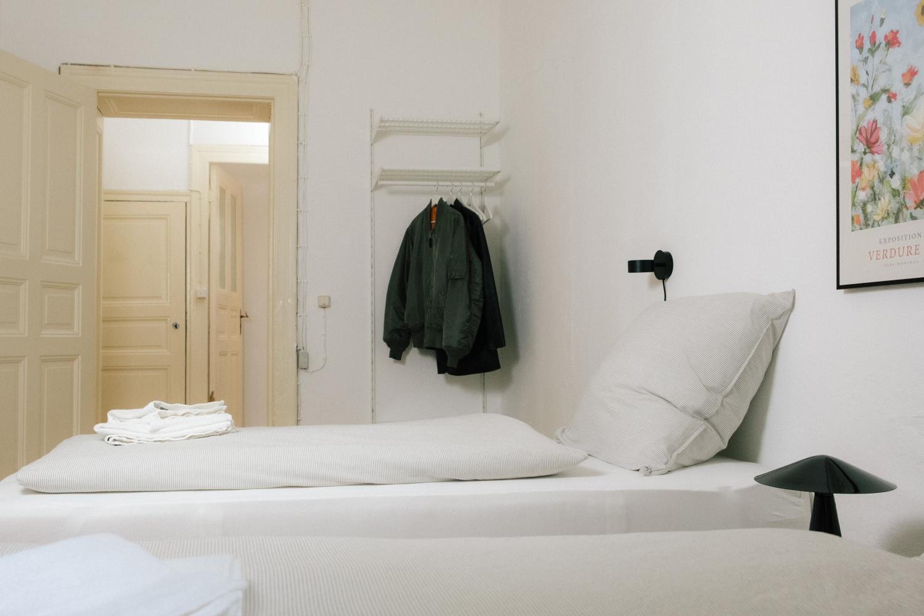 Spacious 3BR Apartment at Schillerkiez - Groups & Families