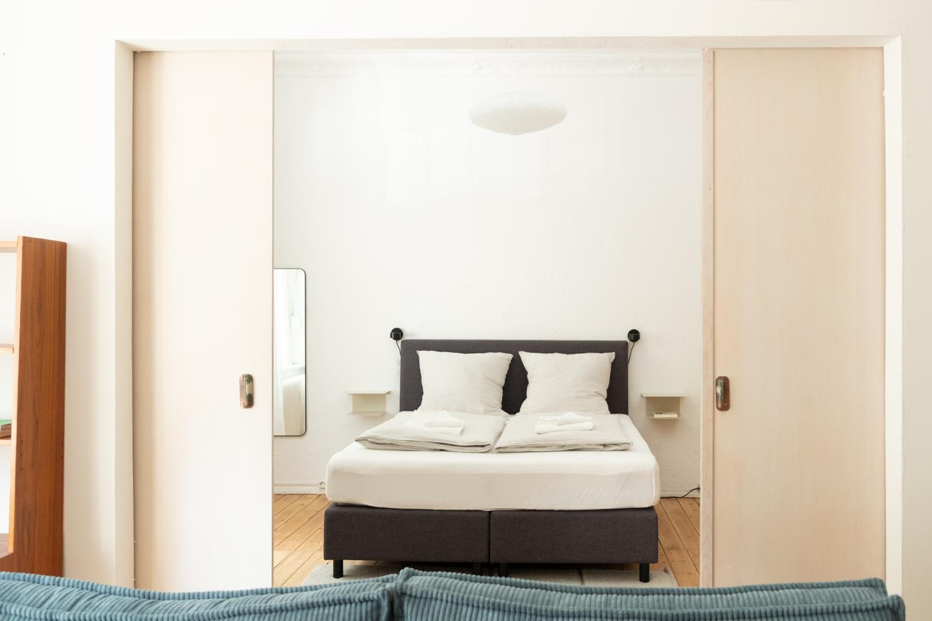 Spacious 3BR Apartment at Schillerkiez - Groups & Families